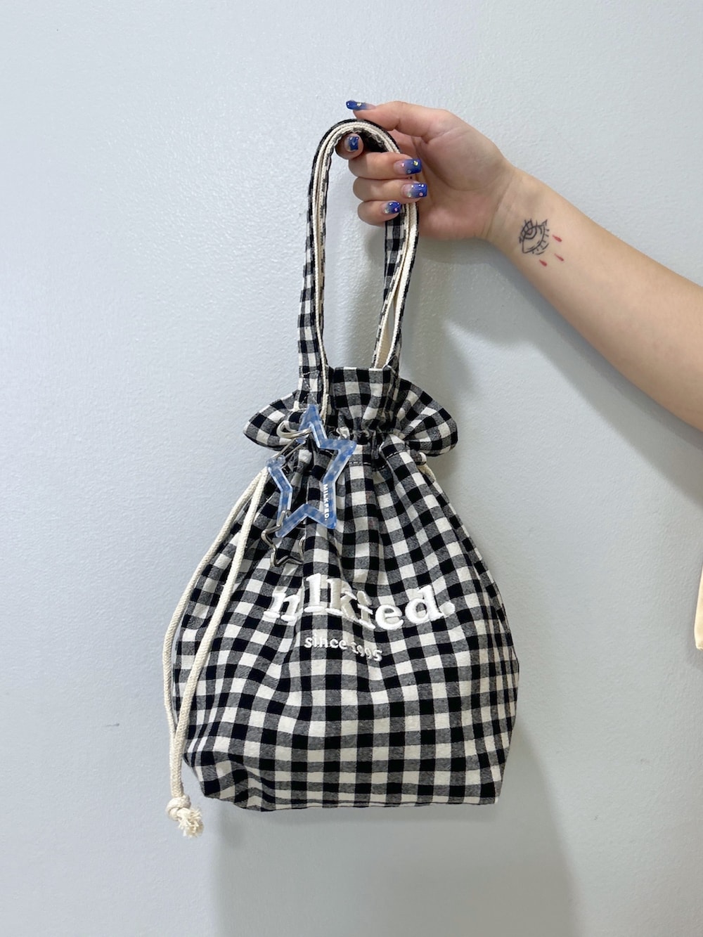 ホワイト系のTシャツ/カットソー、ブラック系のブーツ、グリーン系のその他パンツを着用したレディースの夏コーディネートの6枚目の写真