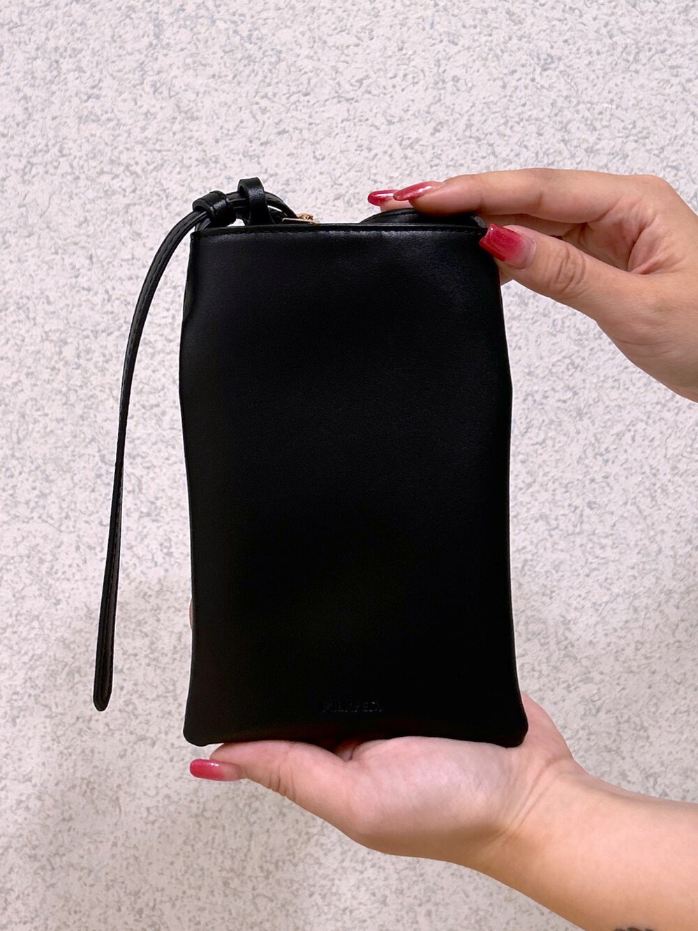 グリーン系のTシャツ/カットソー、ホワイト系のスカート、ベージュ系のサンダルを着用したレディースの夏コーディネートの4枚目の写真