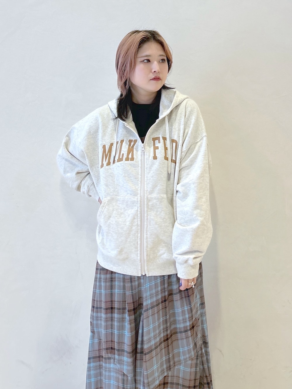 ブルー系のワンピース、ベージュ系のパーカー、ブラック系のTシャツ/カットソーを着用したレディースの夏コーディネートの6枚目の写真