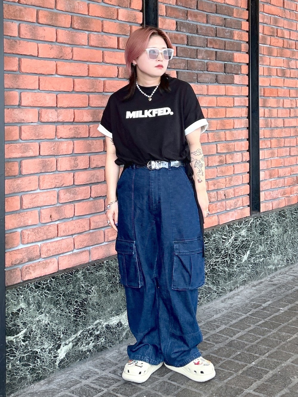 ブラック系のTシャツ/カットソー、ブルー系のカーゴパンツ、ベージュ系のサンダルを着用したレディースの夏コーディネートの2枚目の写真