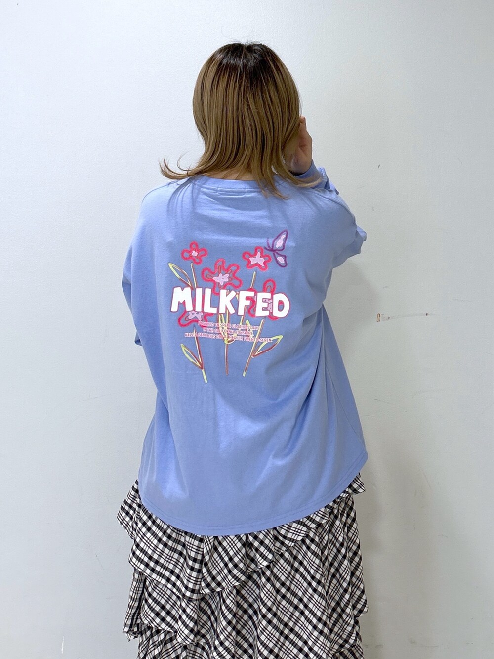 ブラック系のベスト、ブルー系のTシャツ/カットソー、ブラック系のスカートを着用したレディースの冬コーディネートの8枚目の写真