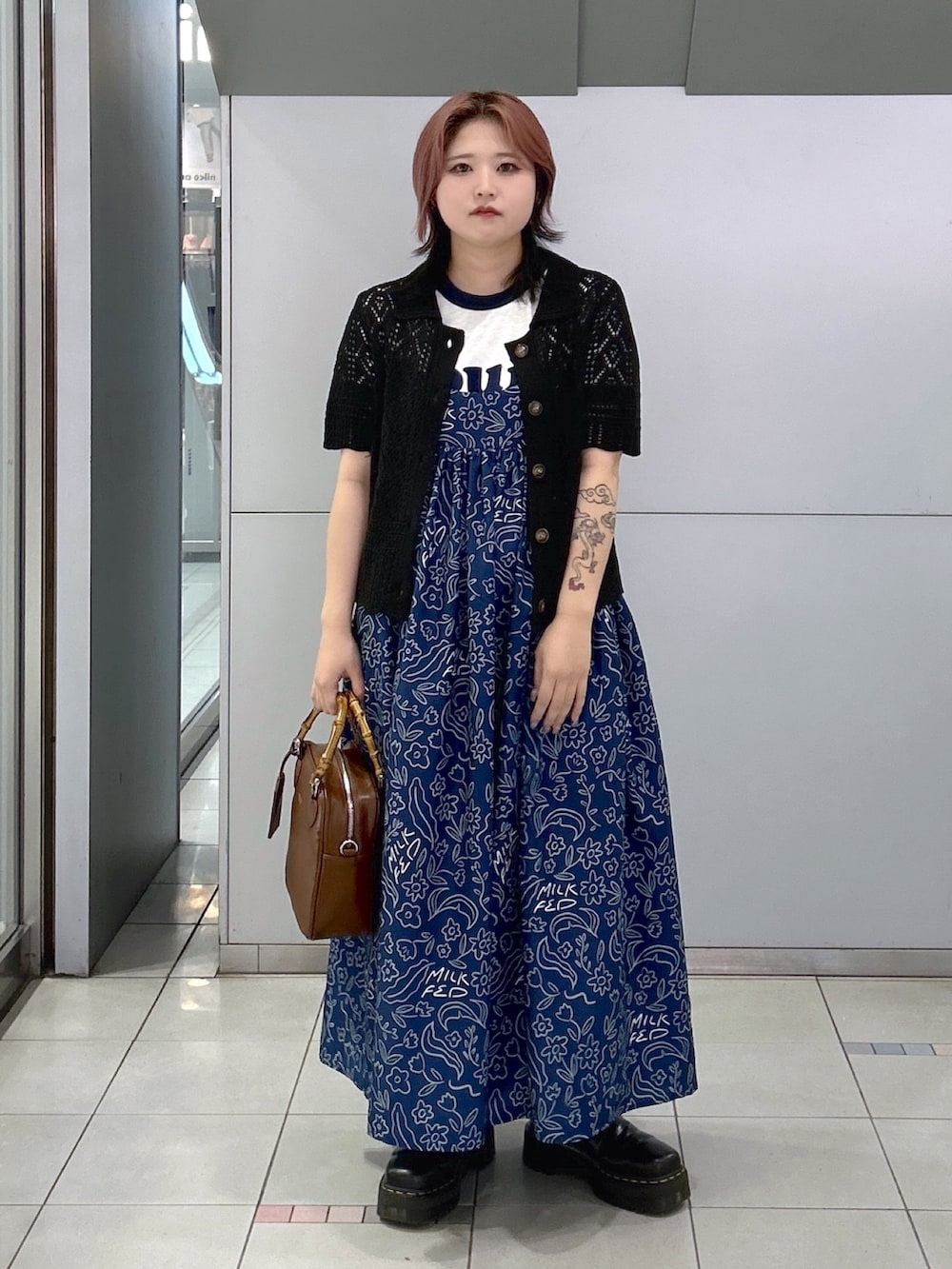 ホワイト系のTシャツ/カットソー、ブラック系のカーディガン/ボレロ、ブルー系のワンピースを着用したレディースの春コーディネートの4枚目の写真