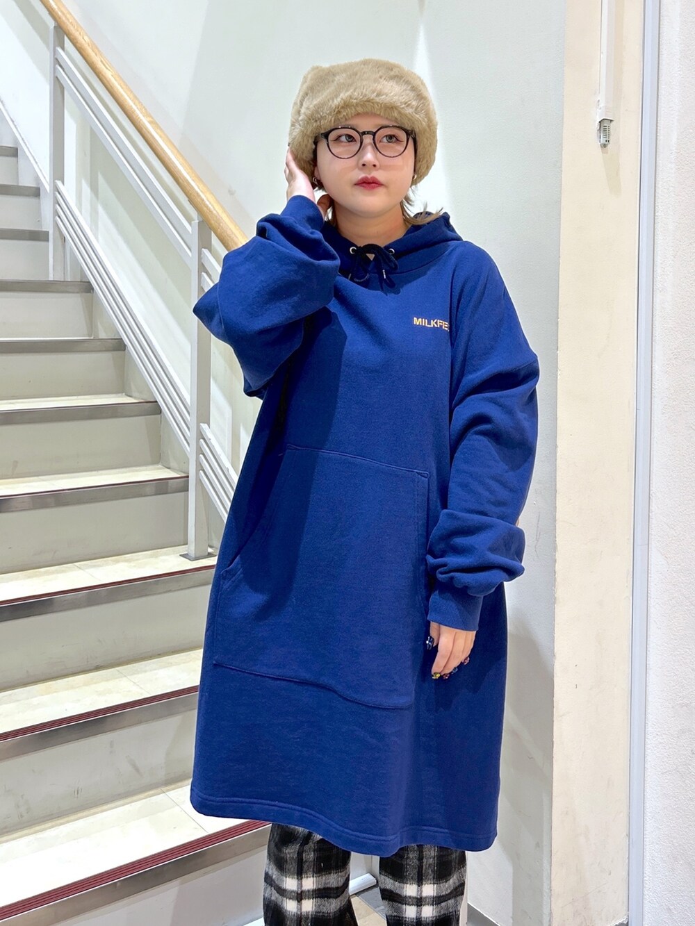 ブルー系のワンピース、ブラック系のその他パンツ、ブラック系のハンドバッグを着用したレディースの秋コーディネートの4枚目の写真