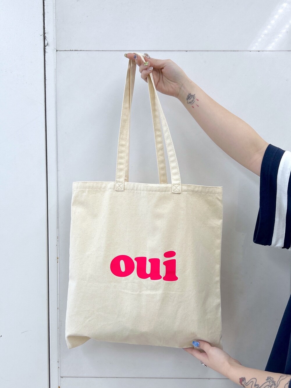 ブルー系のTシャツ/カットソー、ピンク系のその他パンツ、ホワイト系のトートバッグを着用したレディースの春コーディネートの9枚目の写真