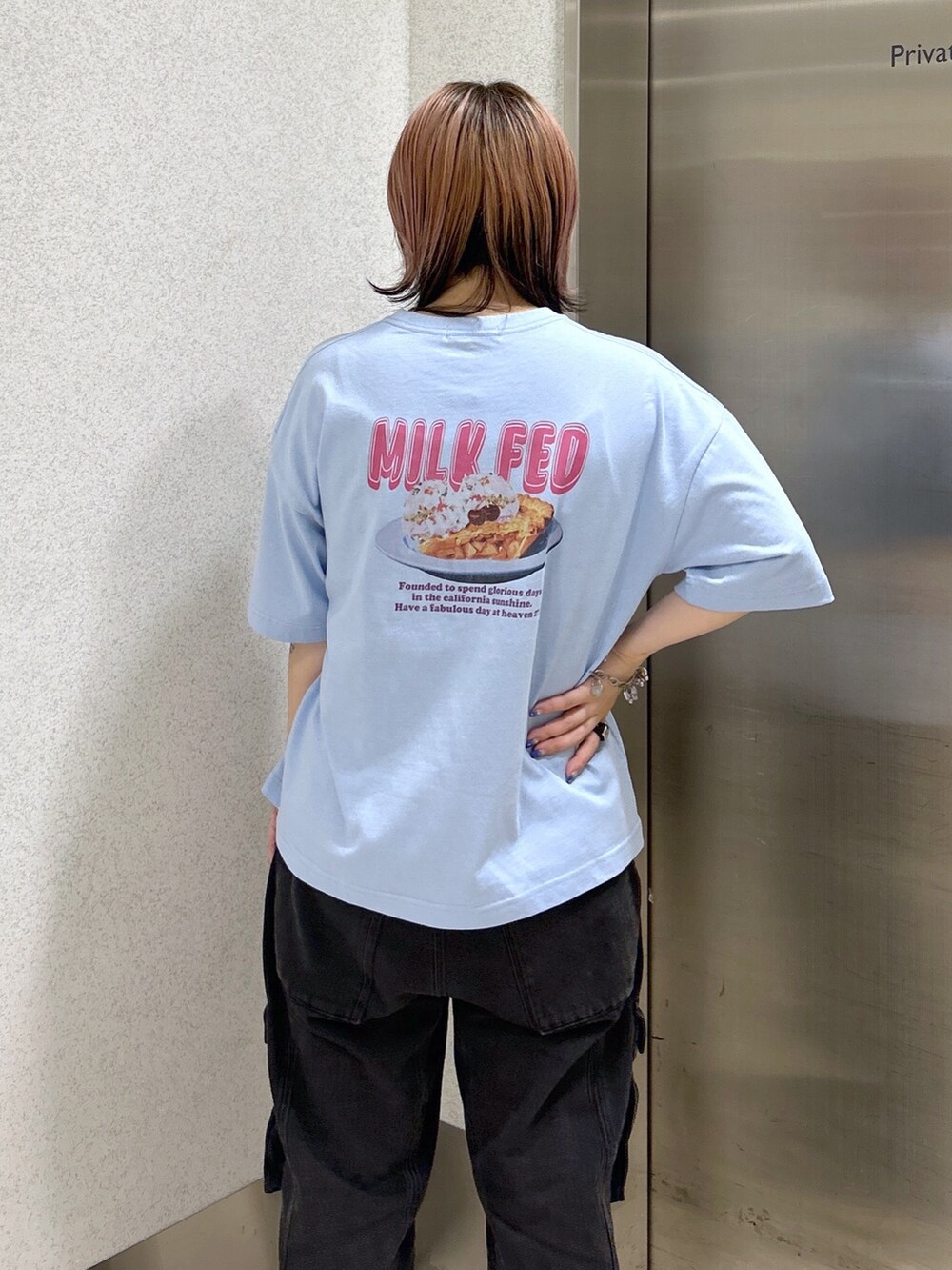 ブルー系のTシャツ/カットソー、ブラック系のカーゴパンツ、グリーン系のバックパック/リュックを着用したレディースの夏コーディネートの6枚目の写真