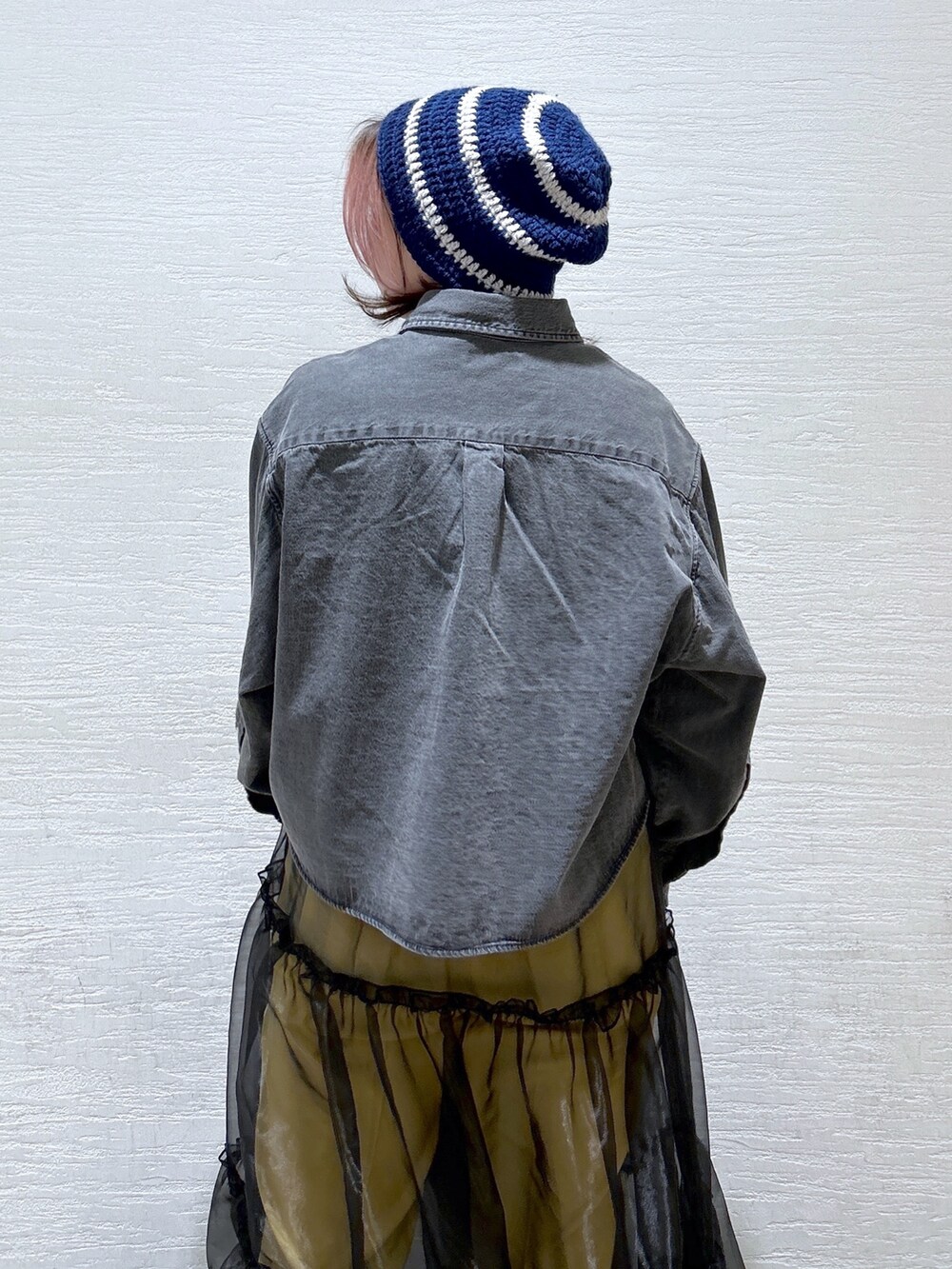 ブラック系のシャツ/ブラウス、イエロー系のその他パンツ、ブラック系のスカートを着用したレディースの春コーディネートの5枚目の写真