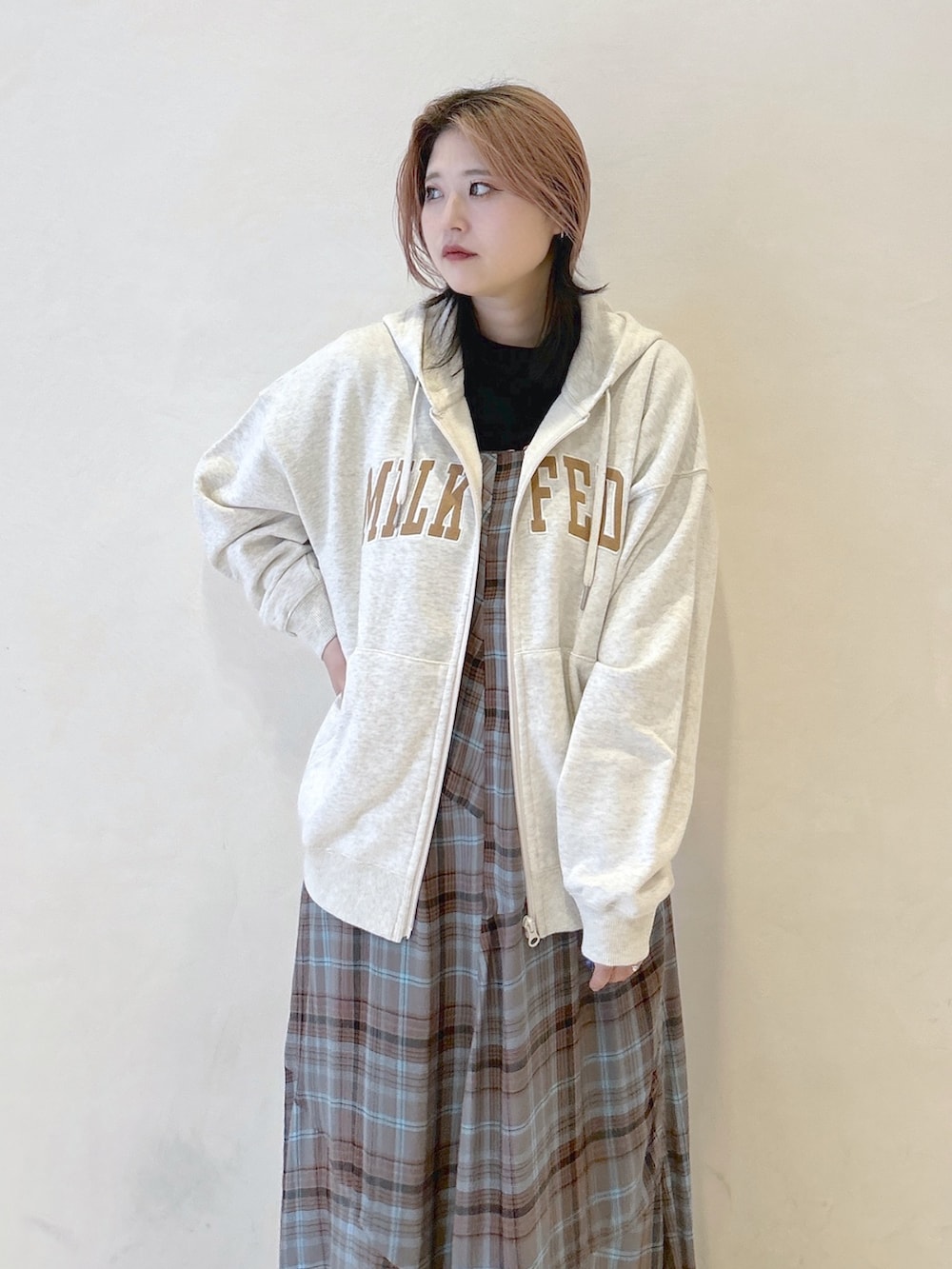 ブルー系のワンピース、ベージュ系のパーカー、ブラック系のTシャツ/カットソーを着用したレディースの夏コーディネートの5枚目の写真