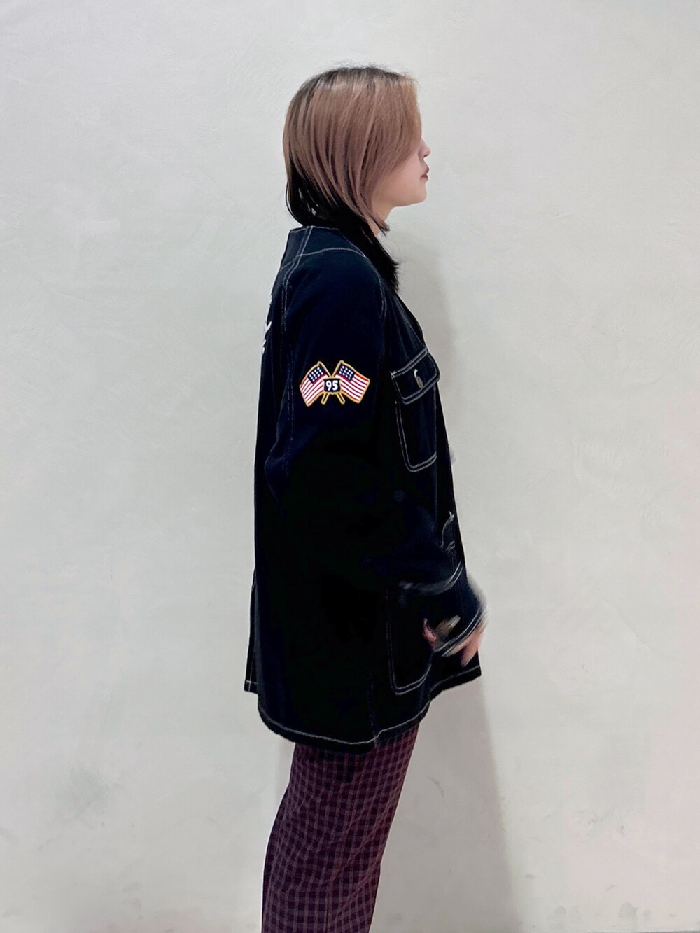 ブルー系のその他パンツ、ベージュ系のサンダル、グレー系のTシャツ/カットソーを着用したレディースの夏コーディネートの9枚目の写真