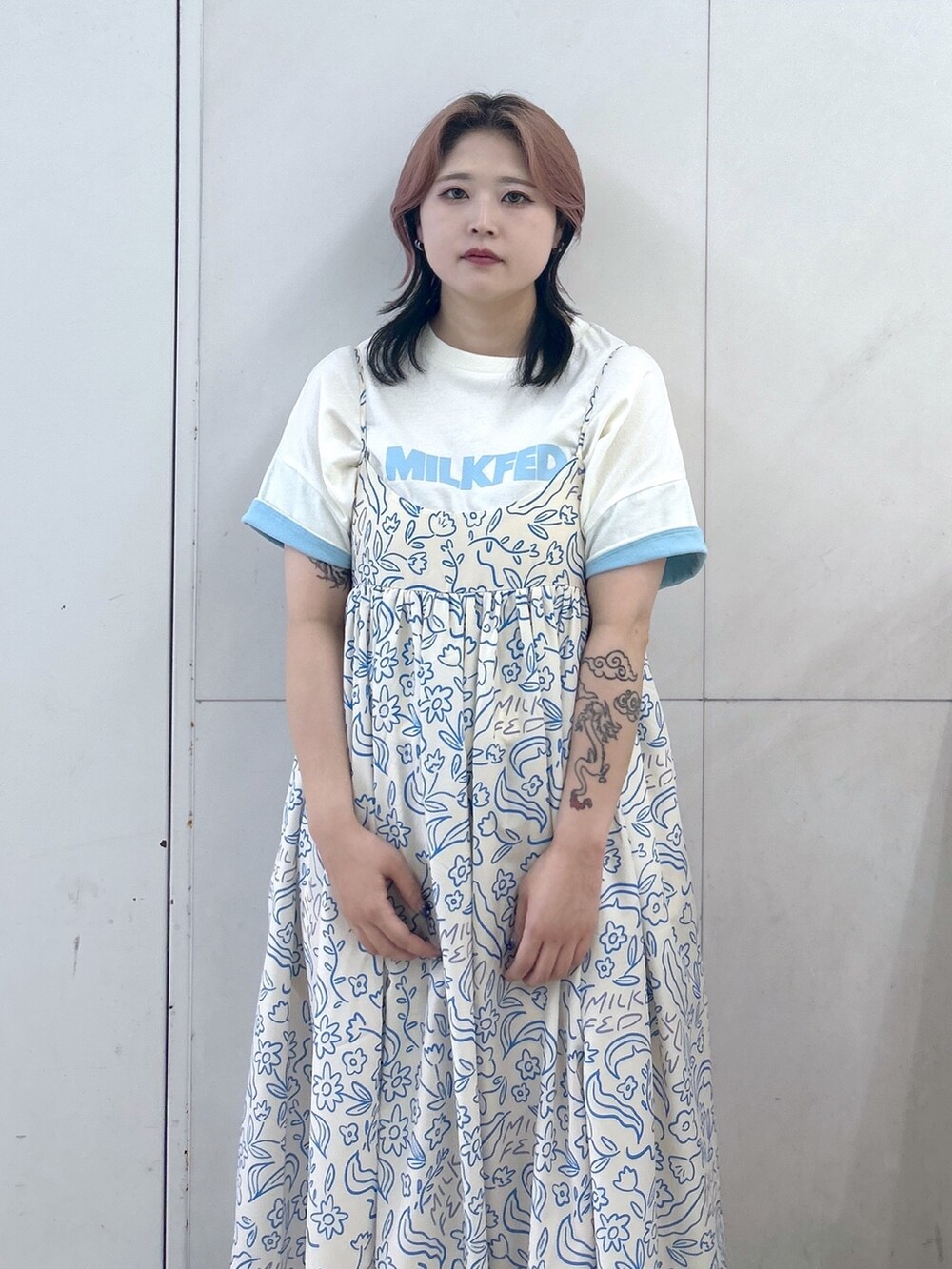 ホワイト系のワンピース、ブラック系のショルダーバッグ、ブラック系のブーツを着用したレディースの夏コーディネートの4枚目の写真