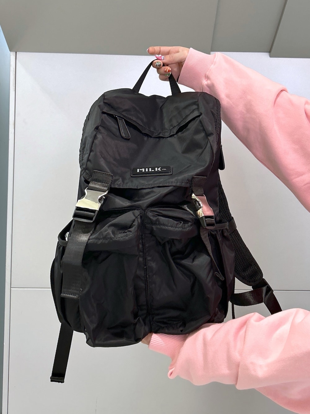 ブラック系のシャツ/ブラウス、レッド系のスカート、ブラック系のバックパック/リュックを着用したレディースの冬コーディネートの7枚目の写真