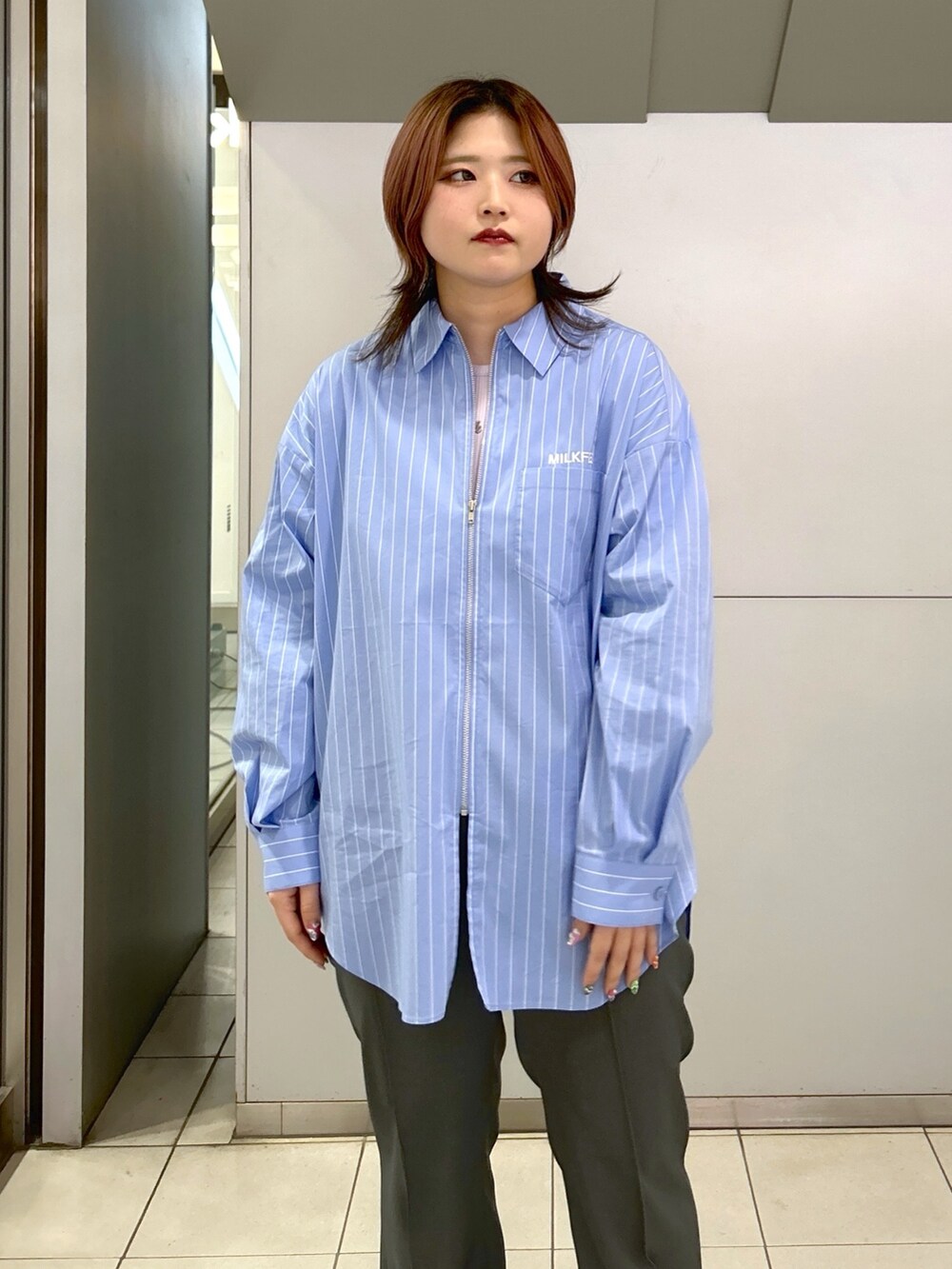 グレー系のその他パンツ、ブルー系のシャツ/ブラウス、パープル系のTシャツ/カットソーを着用したレディースの冬コーディネートの6枚目の写真