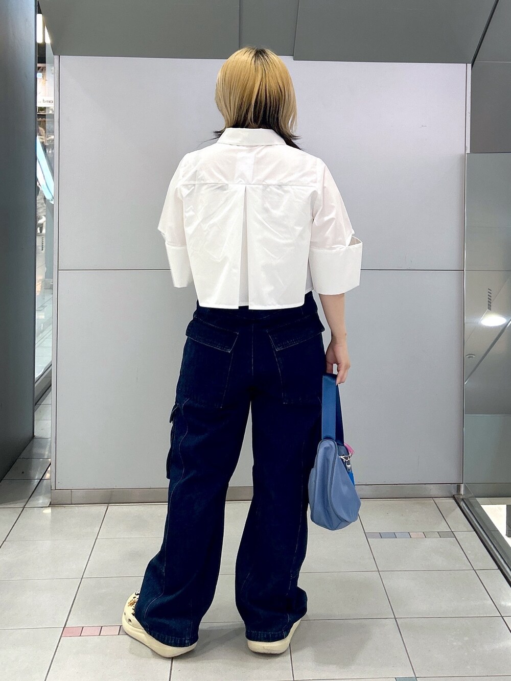 ホワイト系のシャツ/ブラウス、ブルー系のカーゴパンツ、ブルー系のハンドバッグを着用したレディースの春コーディネートの4枚目の写真