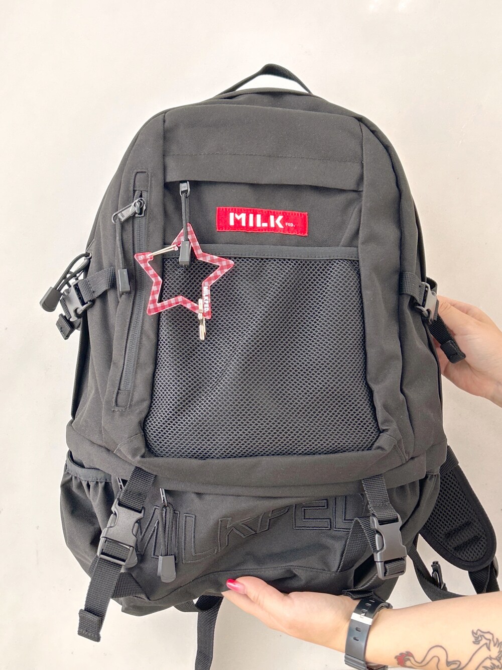 ホワイト系のTシャツ/カットソー、グレー系のカーゴパンツ、ベージュ系のサンダルを着用したレディースの夏コーディネートの5枚目の写真