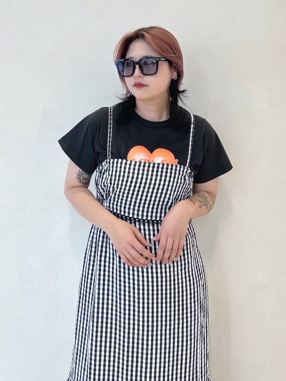 グレー系のTシャツ/カットソー、ブラック系のワンピース、ブラック系のショルダーバッグを着用したレディースの夏コーディネートの5枚目の写真