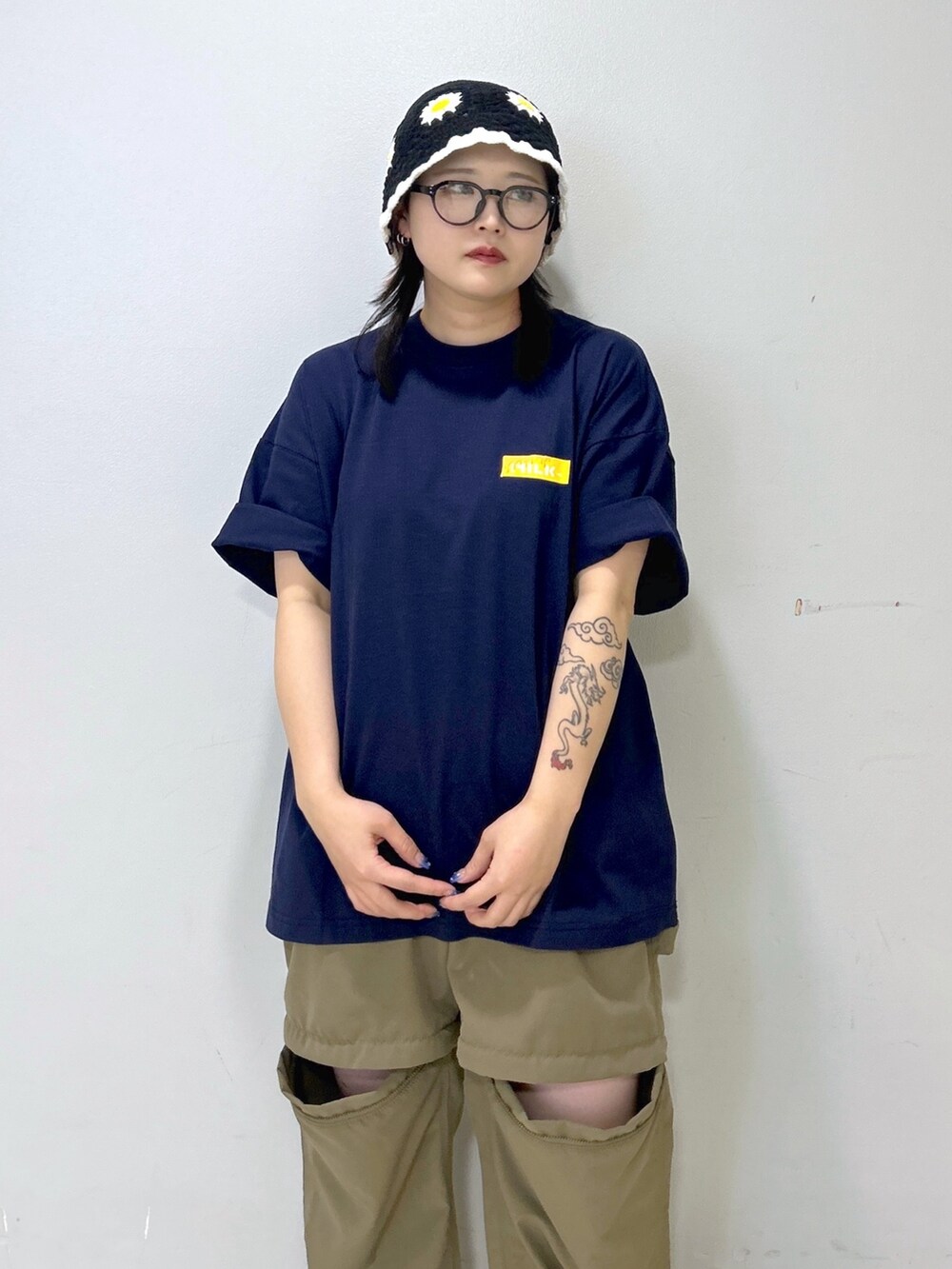 ブルー系のTシャツ/カットソー、グリーン系のその他パンツ、ブラック系のブーツを着用したレディースの夏コーディネートの5枚目の写真