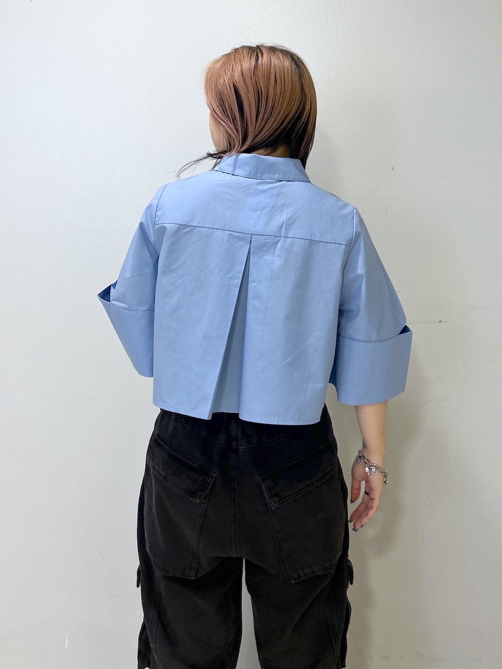 ブルー系のショルダーバッグ、ベージュ系のサンダル、ブルー系のシャツ/ブラウスを着用したレディースの夏コーディネートの8枚目の写真