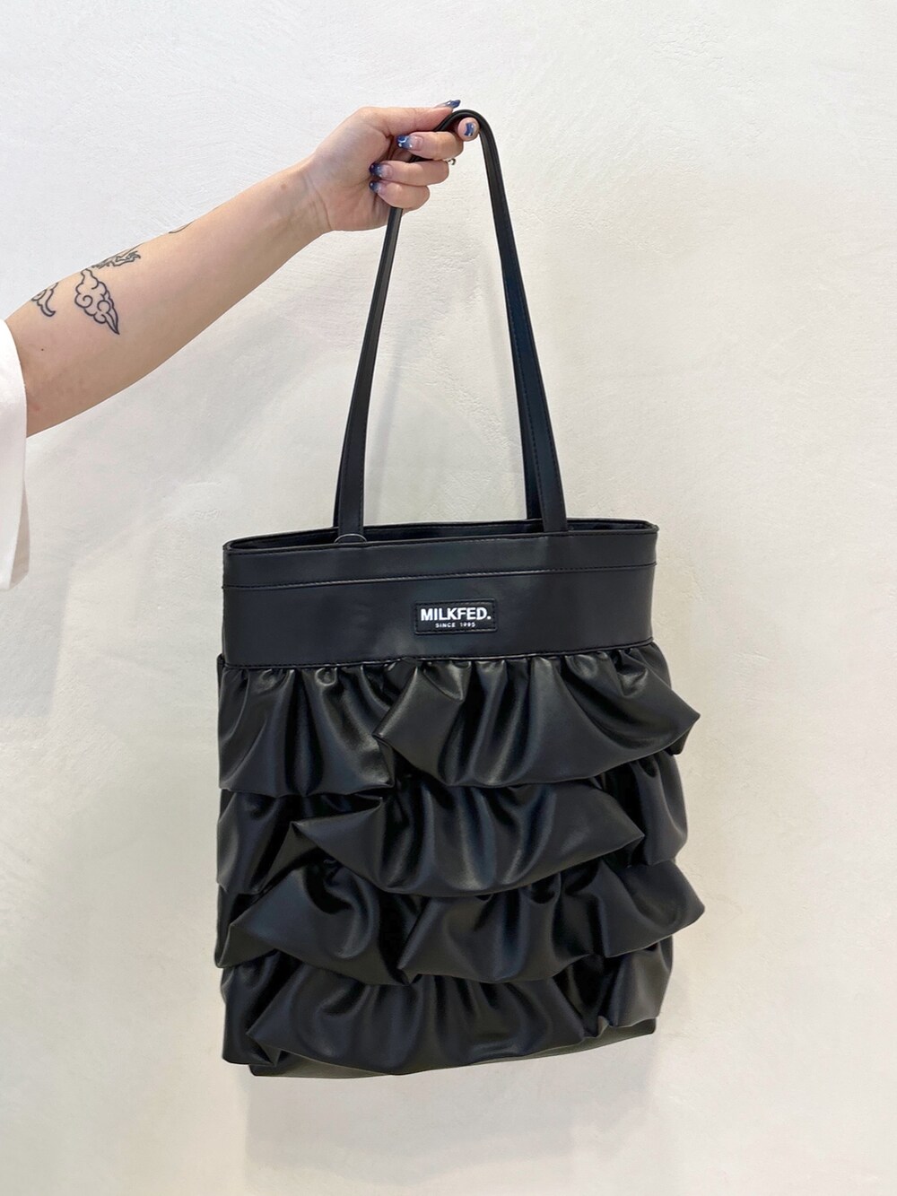 ホワイト系のTシャツ/カットソー、ブラック系のトートバッグ、グリーン系のその他パンツを着用したレディースの夏コーディネートの8枚目の写真