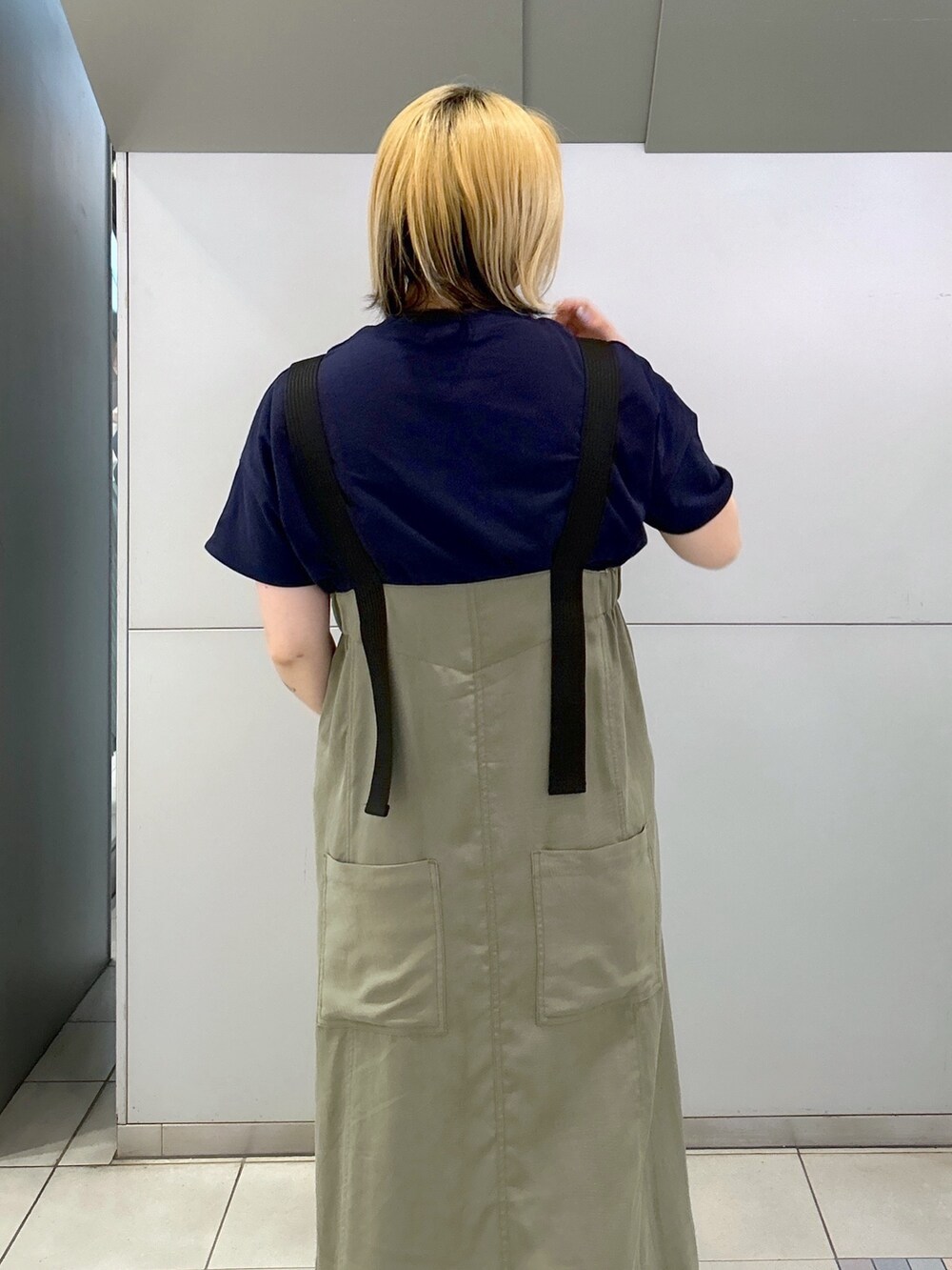 ブルー系のTシャツ/カットソー、グリーン系のワンピース、ホワイト系のショルダーバッグを着用したレディースの春コーディネートの7枚目の写真