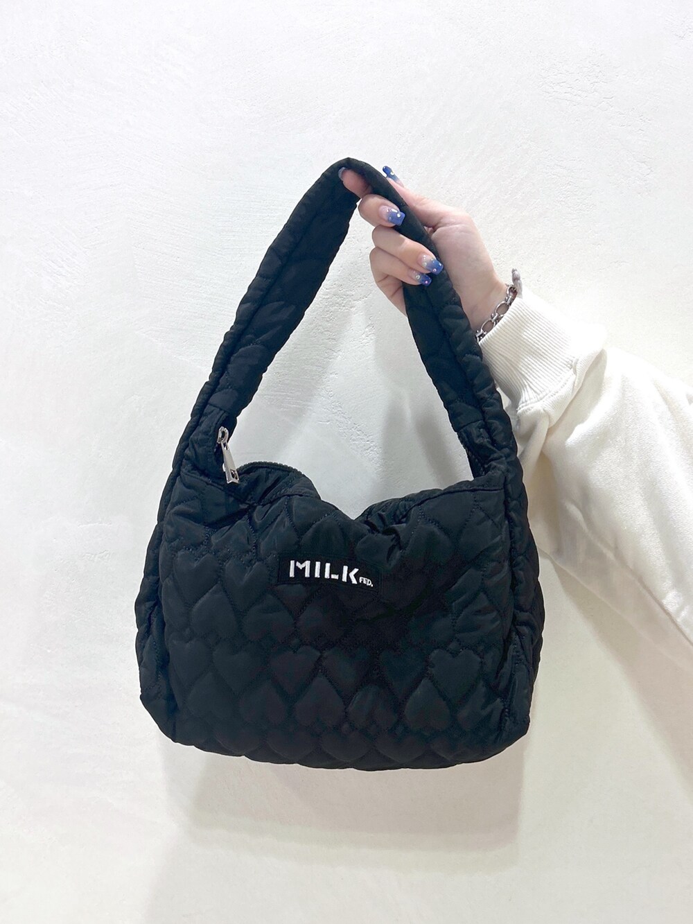 ホワイト系のパーカー、グレー系のTシャツ/カットソー、ブラック系のハンドバッグを着用したレディースの夏コーディネートの10枚目の写真