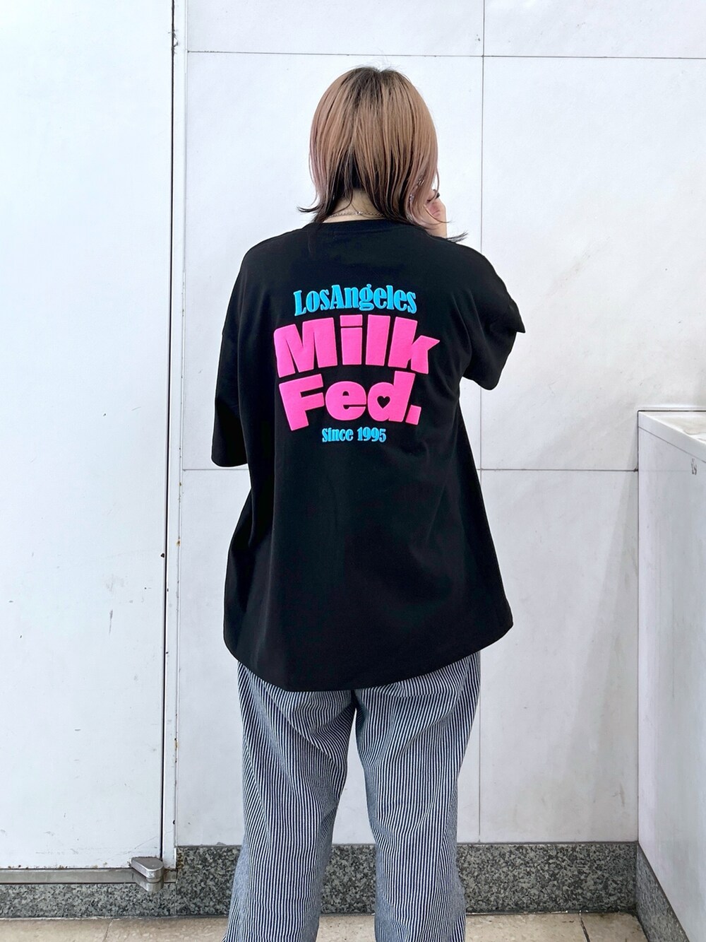 ブラック系のTシャツ/カットソー、その他のサロペット/オーバーオール、ブラック系のメッセンジャーバッグを着用したレディースの夏コーディネートの7枚目の写真