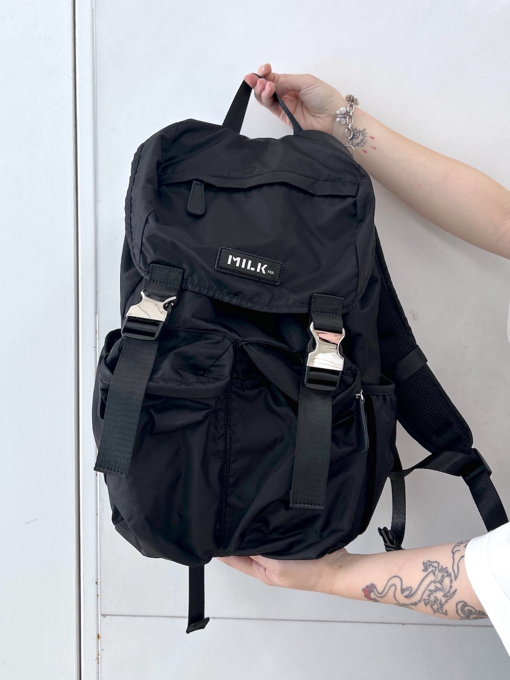 ホワイト系のTシャツ/カットソー、ブルー系のその他パンツ、ベージュ系のサンダルを着用したレディースの夏コーディネートの9枚目の写真