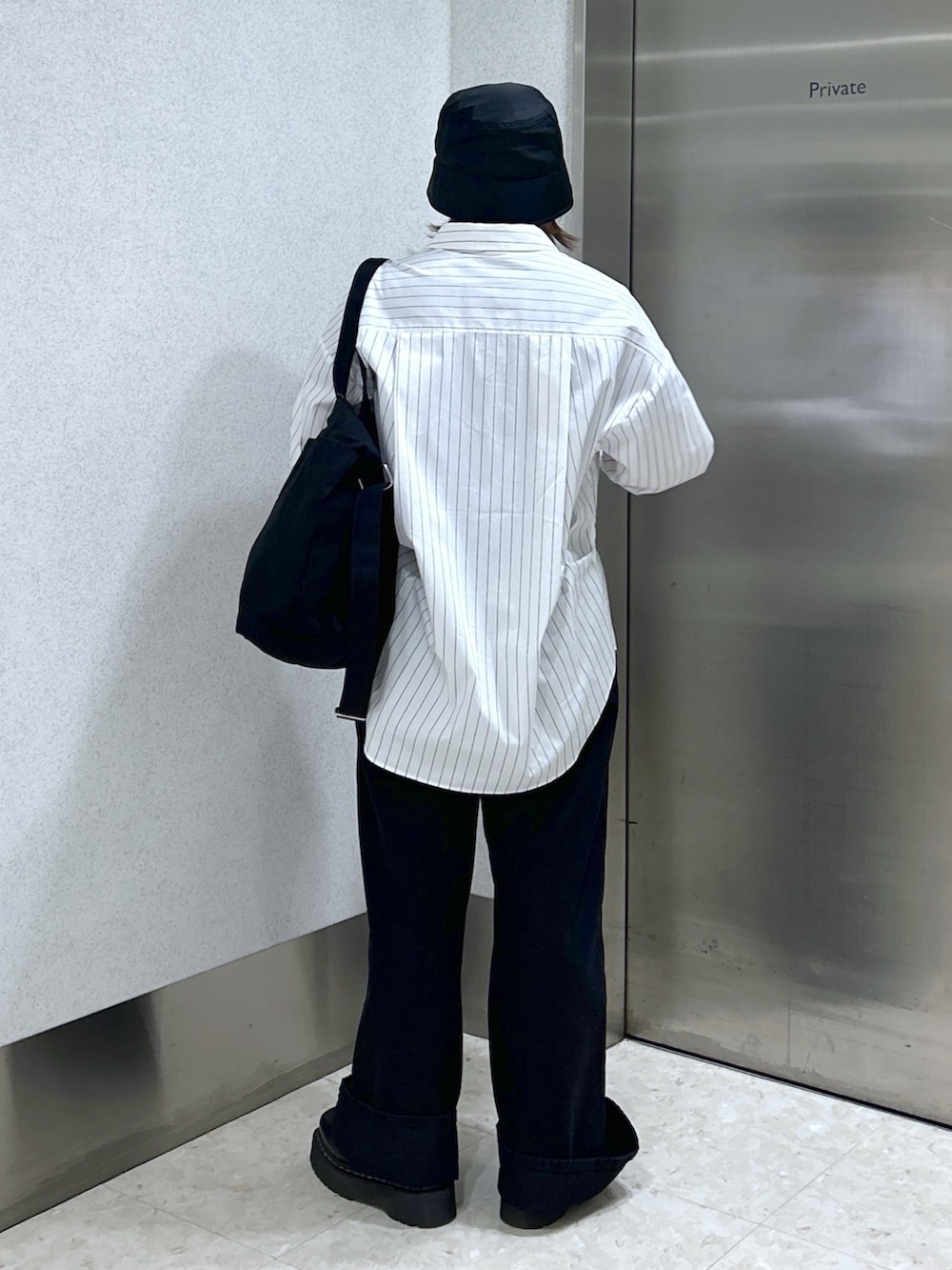 ホワイト系のシャツ/ブラウス、その他のトートバッグ、ブラック系のデニムパンツを着用したレディースの春コーディネートの3枚目の写真