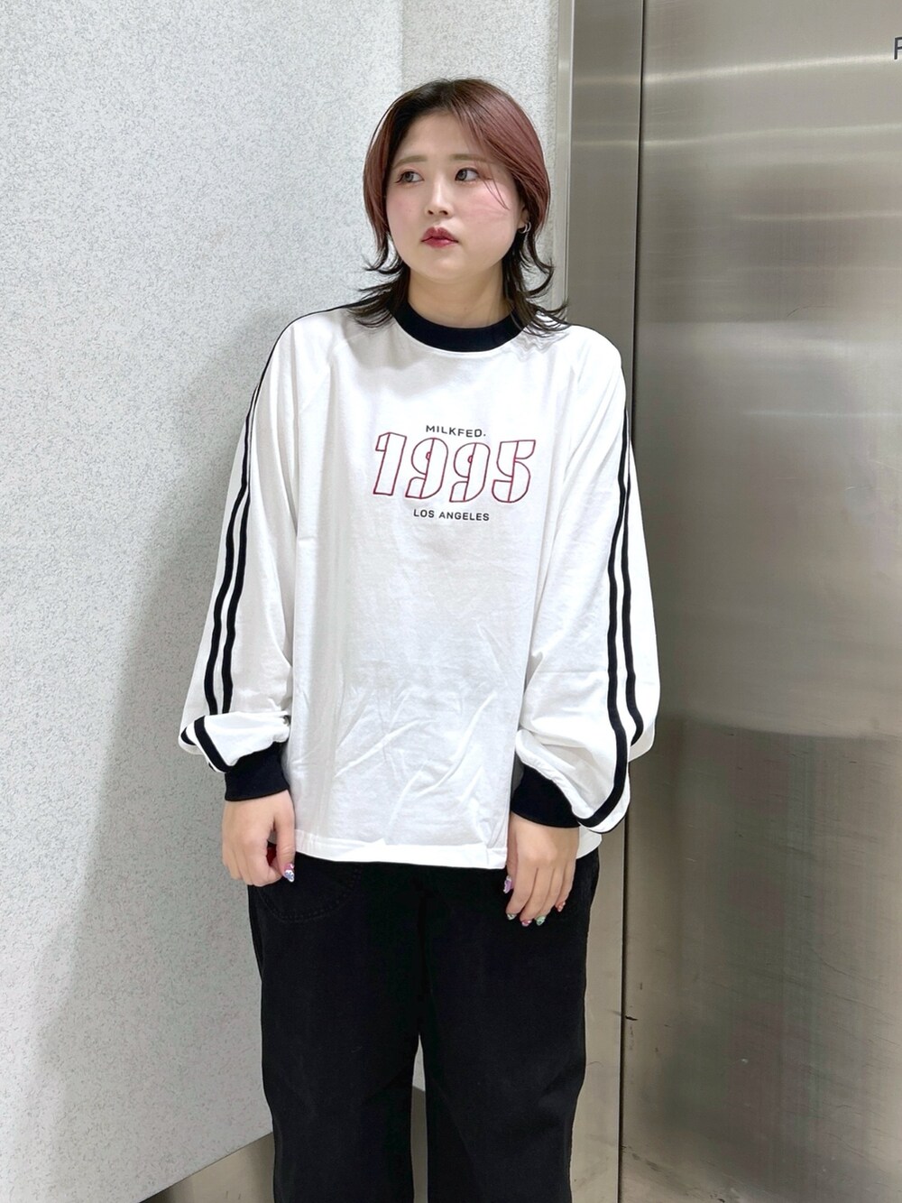 ブラック系のデニムジャケット、ブラック系のデニムパンツ、ブラック系のブーツを着用したレディースの冬コーディネートの7枚目の写真