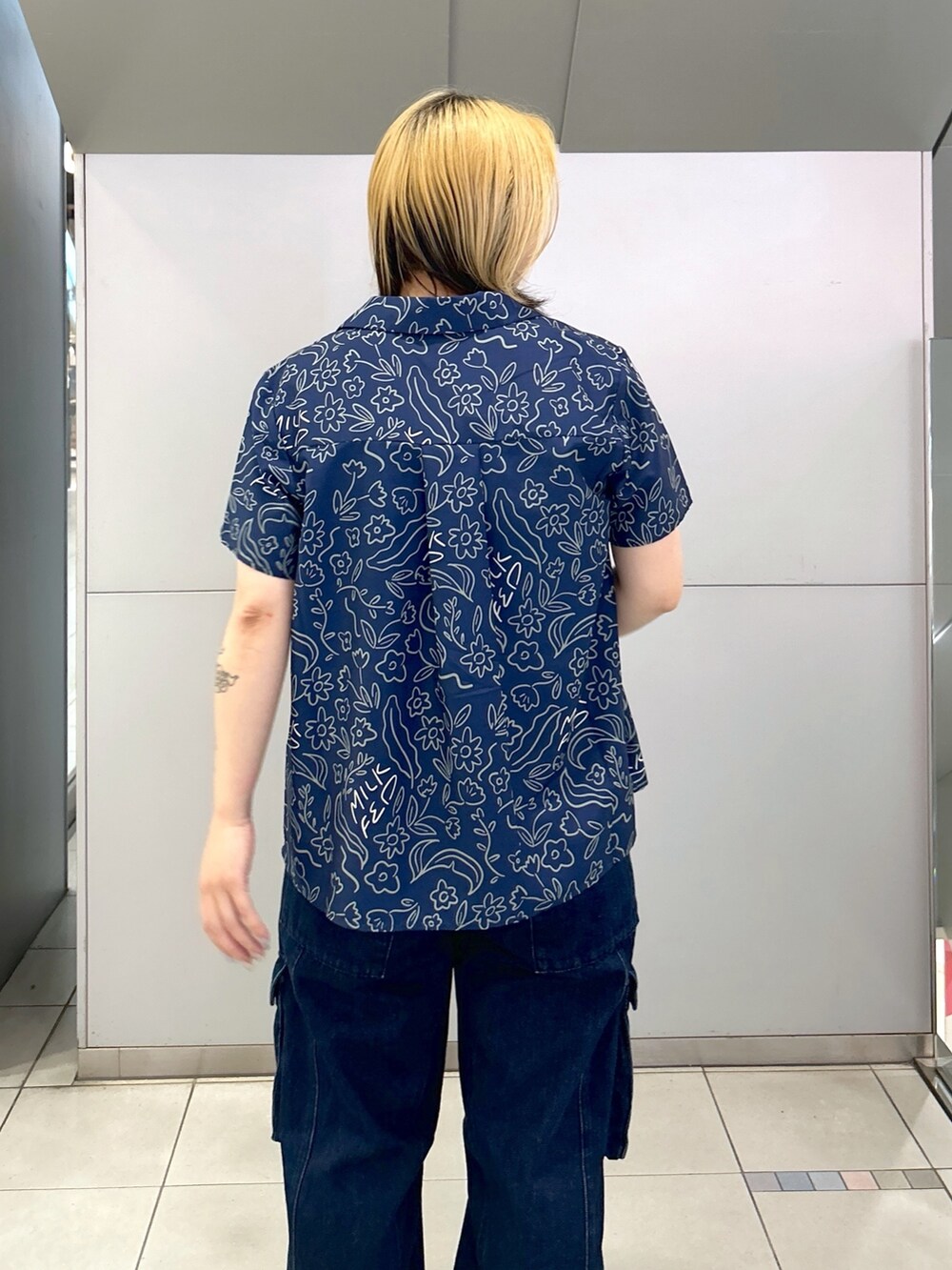 ブルー系のカーゴパンツ、ブルー系のシャツ/ブラウス、ホワイト系のキャミソールを着用したレディースの春コーディネートの7枚目の写真