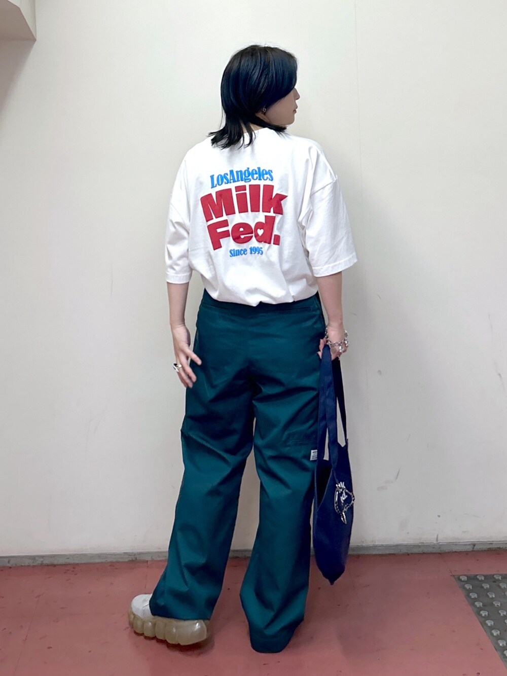 ホワイト系のTシャツ/カットソー、グリーン系のその他パンツ、ブルー系のトートバッグを着用したレディースの夏コーディネートの4枚目の写真