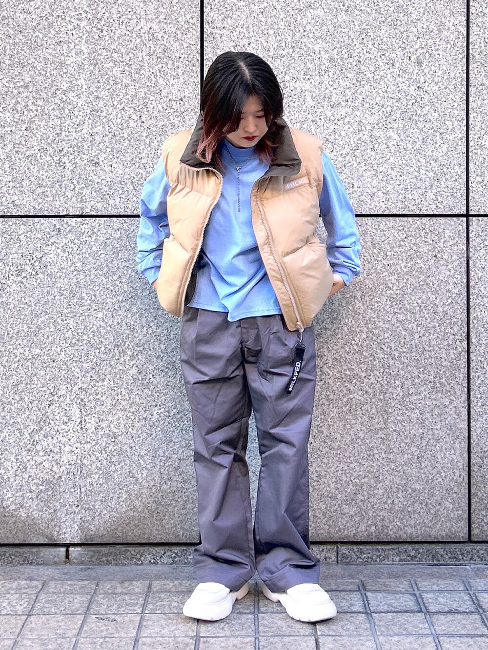 ベージュ系のダウンベスト、ブルー系のTシャツ/カットソー、グレー系のその他パンツを着用したレディースの夏コーディネートの3枚目の写真