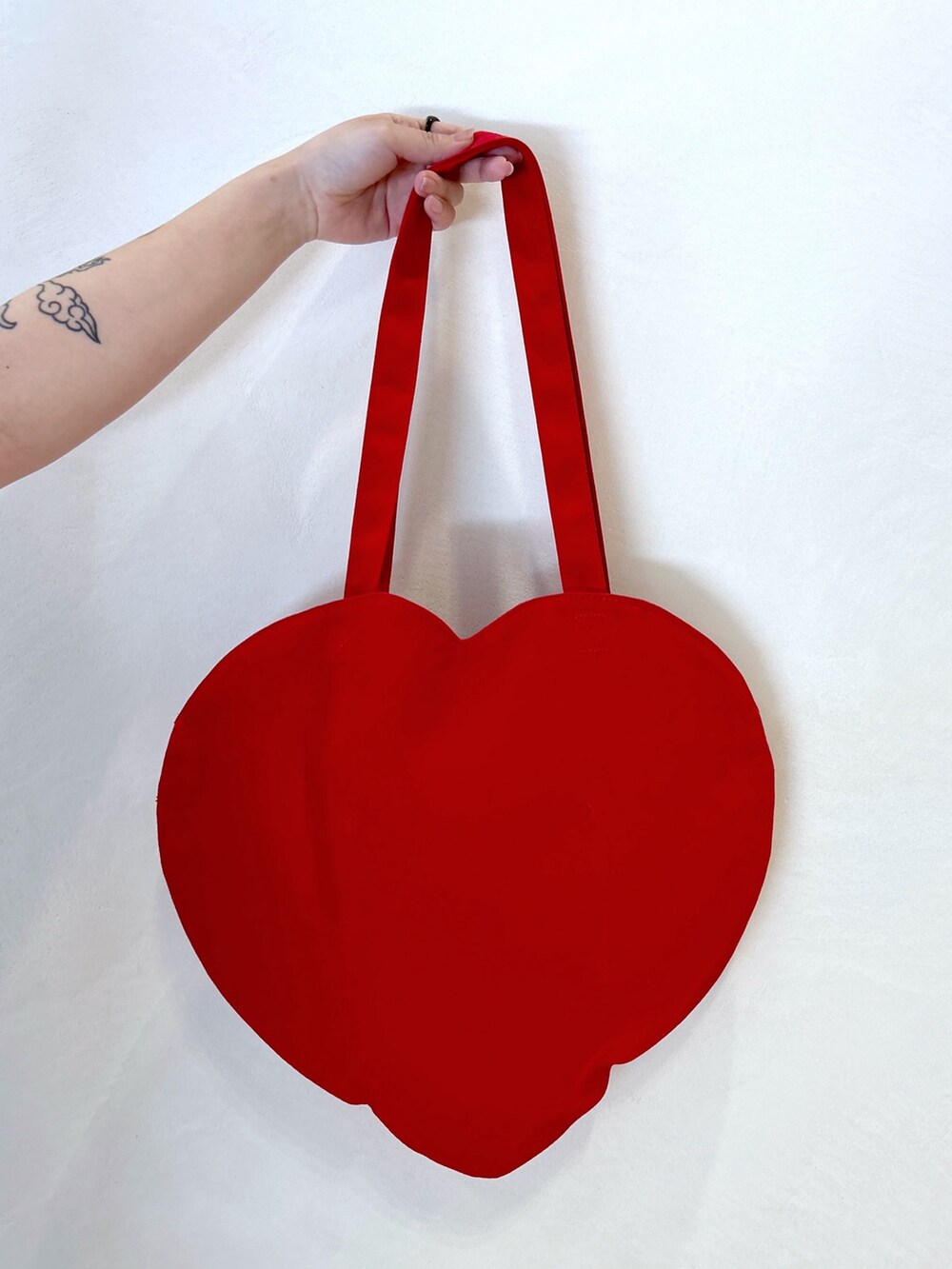 ブラック系のTシャツ/カットソー、ブルー系のデニムスカート、レッド系のトートバッグを着用したレディースの夏コーディネートの8枚目の写真