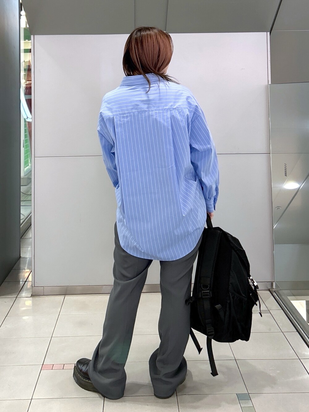 グレー系のその他パンツ、ブルー系のシャツ/ブラウス、パープル系のTシャツ/カットソーを着用したレディースの冬コーディネートの5枚目の写真