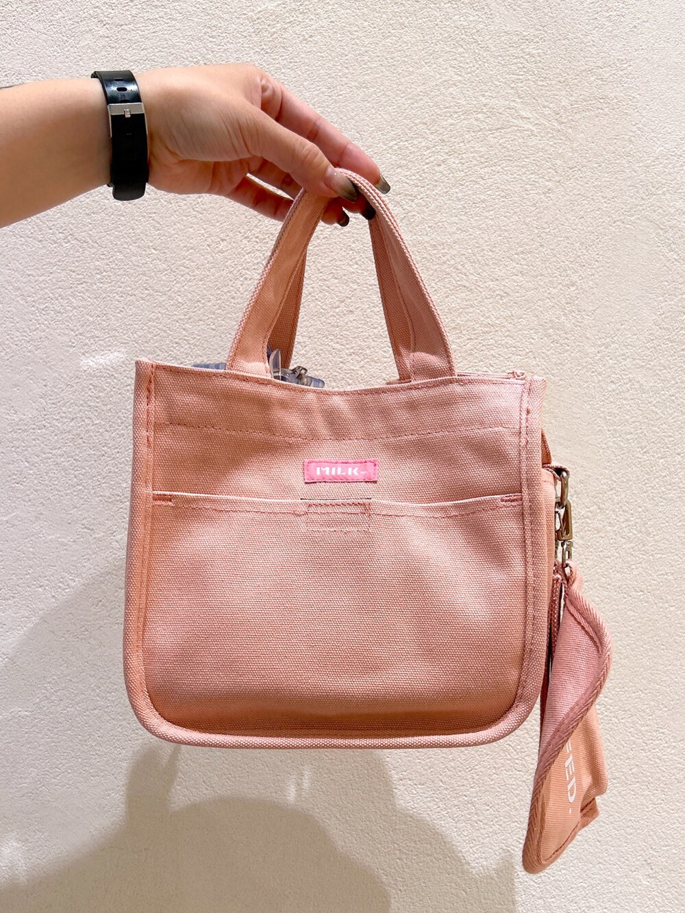 パープル系のTシャツ/カットソー、ブラック系のスカート、ピンク系のショルダーバッグを着用したレディースの夏コーディネートの5枚目の写真