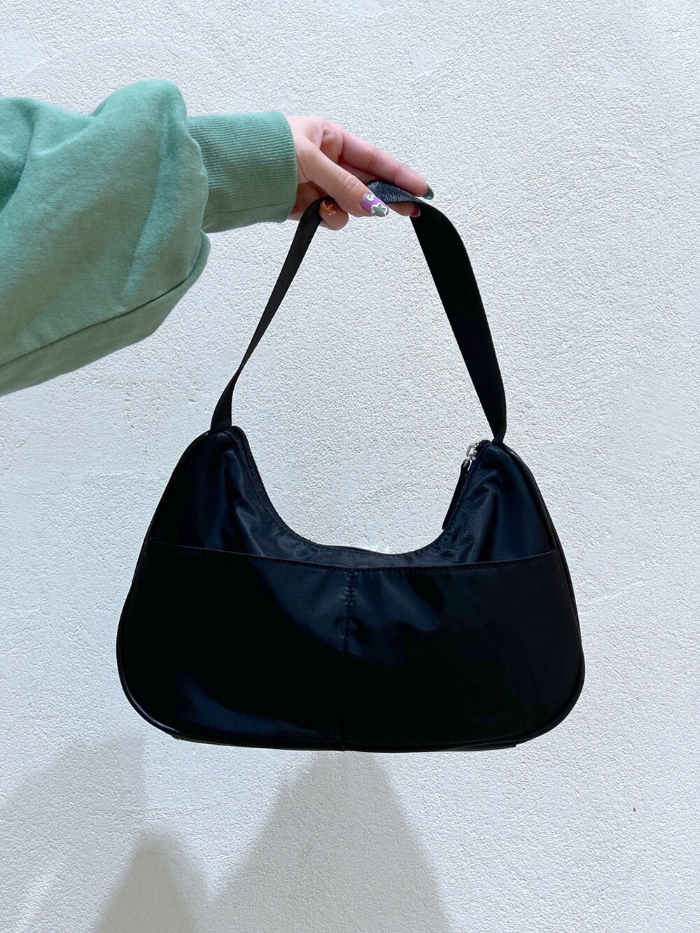 ブルー系のシャツ/ブラウス、グリーン系のワンピース、ブラック系のハンドバッグを着用したレディースの冬コーディネートの8枚目の写真