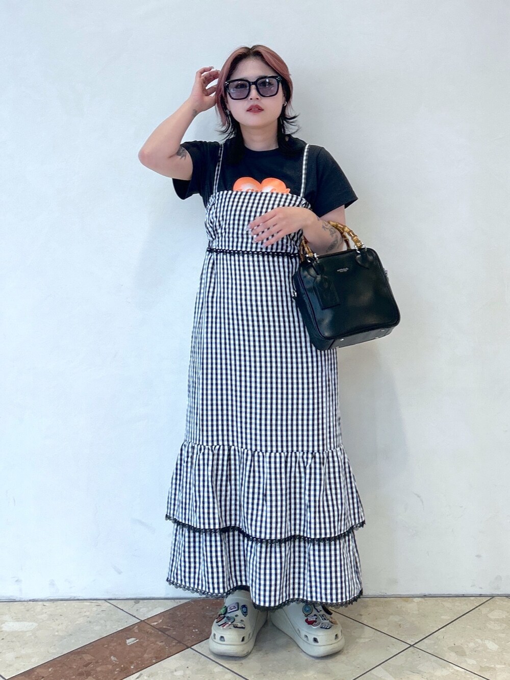 グレー系のTシャツ/カットソー、ブラック系のワンピース、ブラック系のショルダーバッグを着用したレディースの夏コーディネートの2枚目の写真