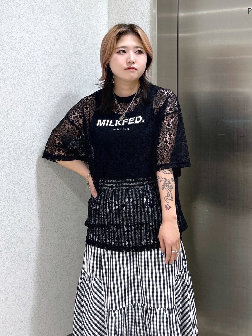 ブラック系のタンクトップ、ブラック系のTシャツ/カットソー、ブラック系のハンドバッグを着用したレディースの夏コーディネートの3枚目の写真