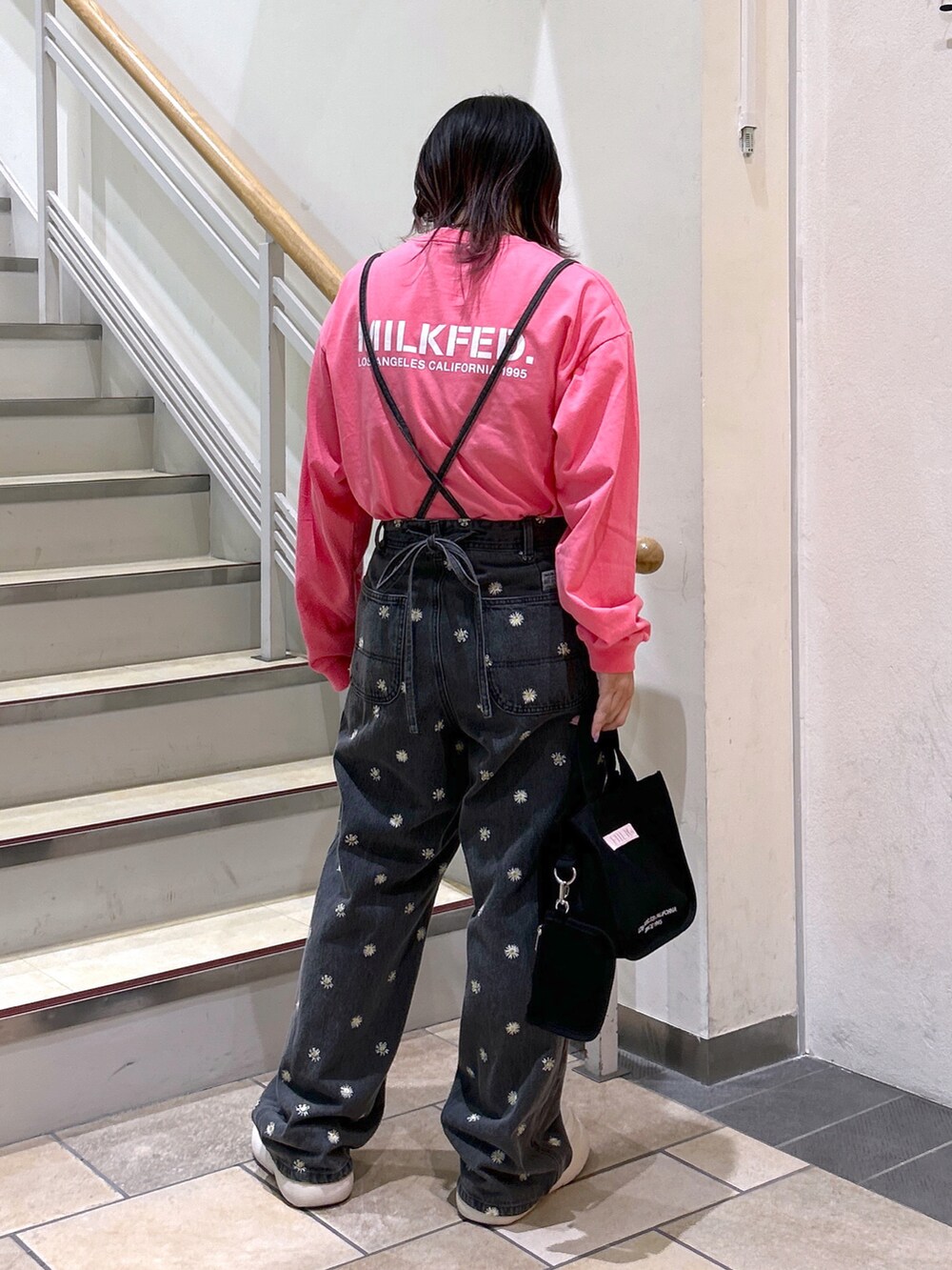 ピンク系のTシャツ/カットソー、ブラック系のデニムパンツ、ピンク系のショルダーバッグを着用したレディースの夏コーディネートの4枚目の写真