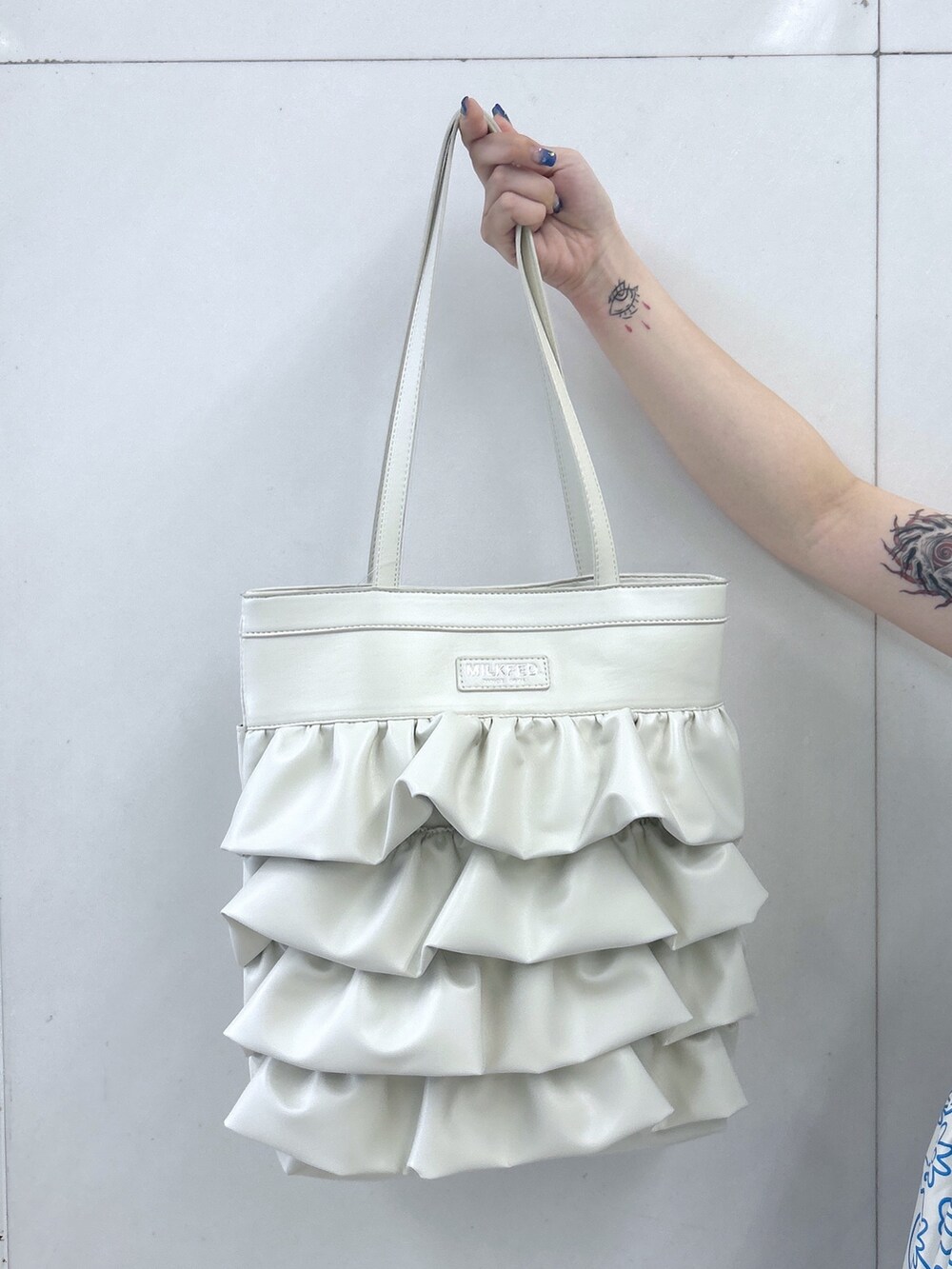 ホワイト系のトートバッグ、グリーン系のTシャツ/カットソー、ホワイト系のワンピースを着用したレディースの夏コーディネートの8枚目の写真