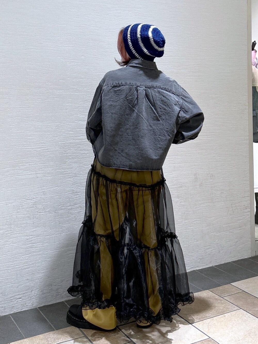 ブラック系のシャツ/ブラウス、イエロー系のその他パンツ、ブラック系のスカートを着用したレディースの春コーディネートの3枚目の写真