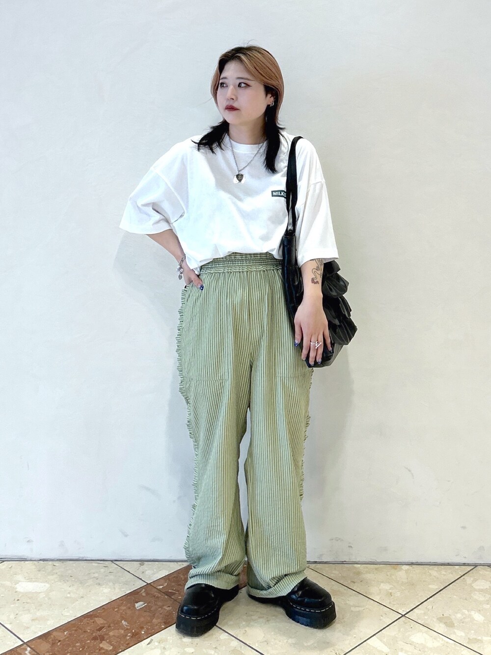 ホワイト系のTシャツ/カットソー、ブラック系のトートバッグ、グリーン系のその他パンツを着用したレディースの夏コーディネートの2枚目の写真