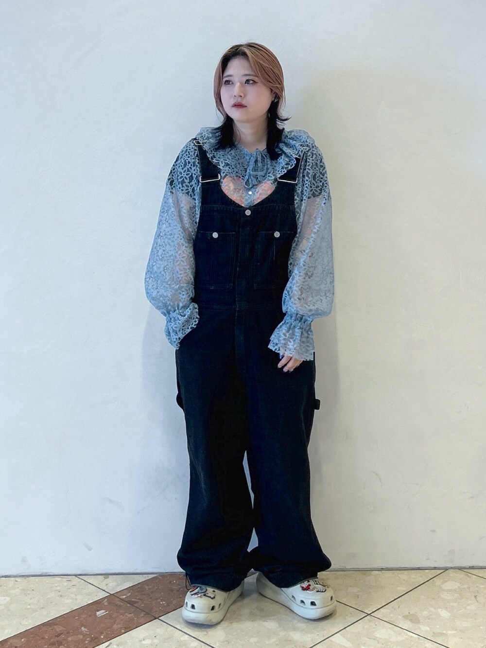 ブルー系のシャツ/ブラウス、グレー系のTシャツ/カットソー、ブラック系のサロペット/オーバーオールを着用したレディースの夏コーディネートの2枚目の写真