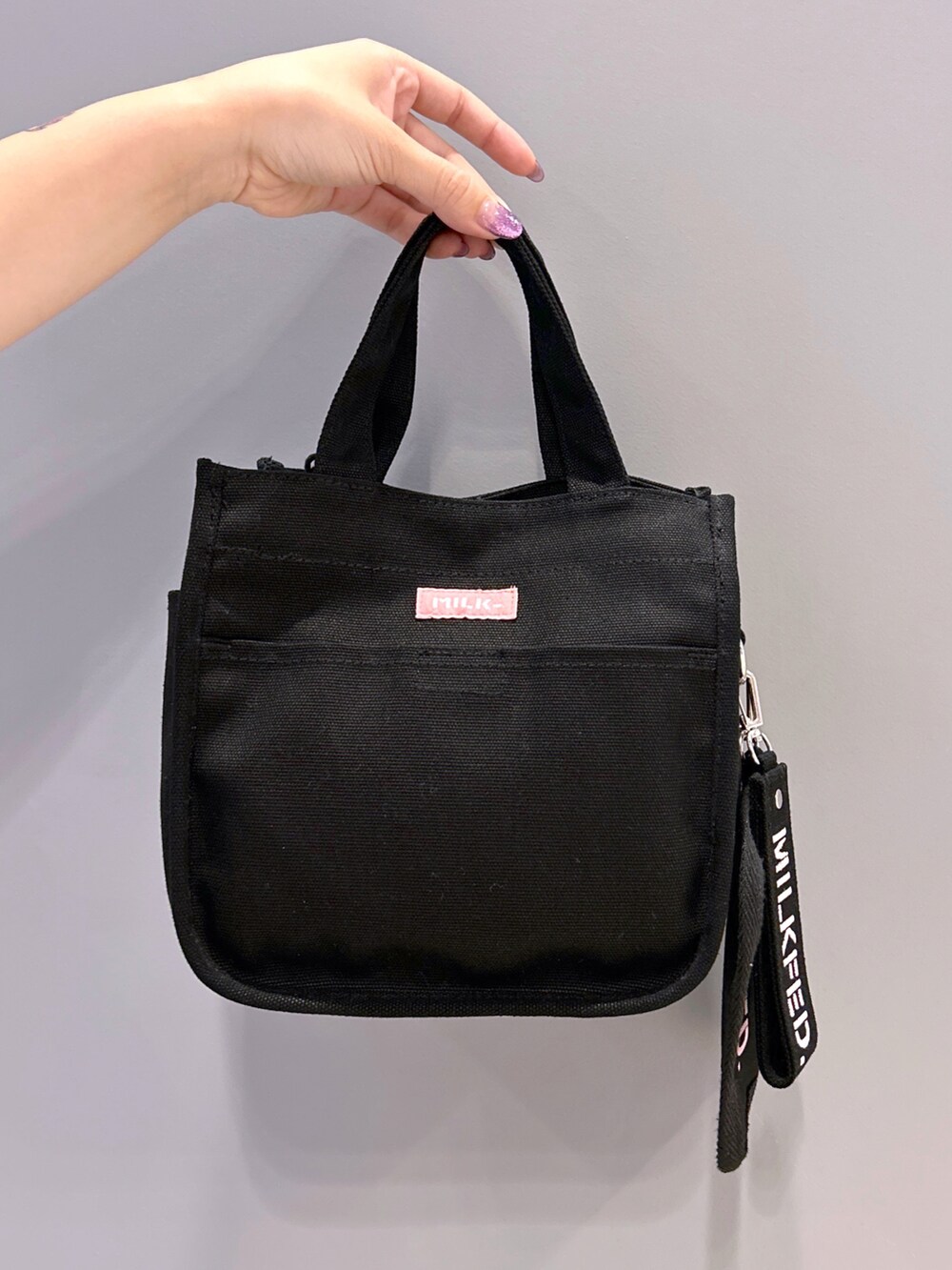 パープル系のシャツ/ブラウス、ブルー系のデニムパンツ、ピンク系のショルダーバッグを着用したレディースの夏コーディネートの5枚目の写真