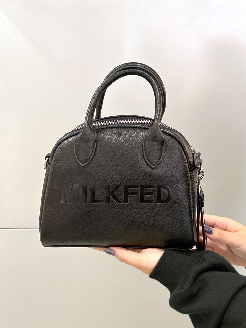 ブラック系のスウェット、ブラック系のスウェットパンツ、ブラック系のボストンバッグを着用したレディースの秋コーディネートの3枚目の写真