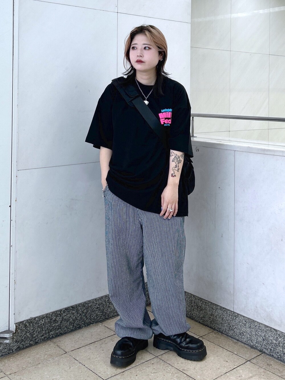 ブラック系のTシャツ/カットソー、その他のサロペット/オーバーオール、ブラック系のメッセンジャーバッグを着用したレディースの夏コーディネートの2枚目の写真