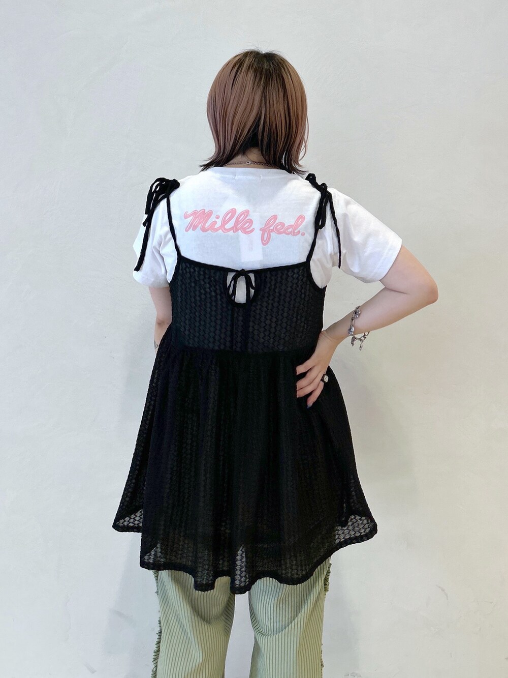 ブラック系のキャミソール、グリーン系のその他パンツ、ブラック系のブーツを着用したレディースの夏コーディネートの6枚目の写真