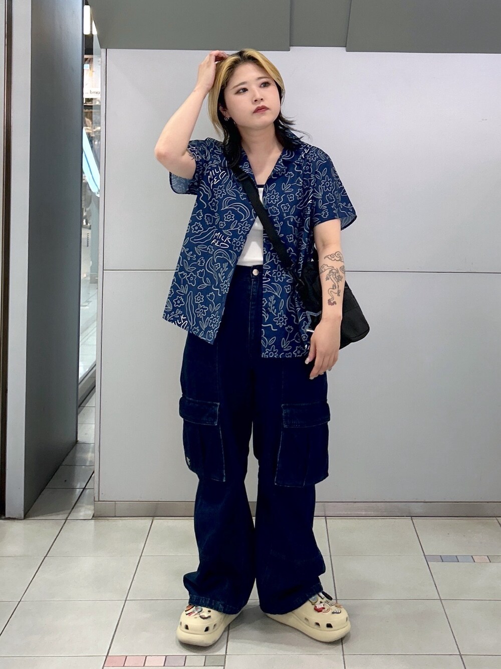 ブルー系のカーゴパンツ、ブルー系のシャツ/ブラウス、ホワイト系のキャミソールを着用したレディースの春コーディネートの4枚目の写真