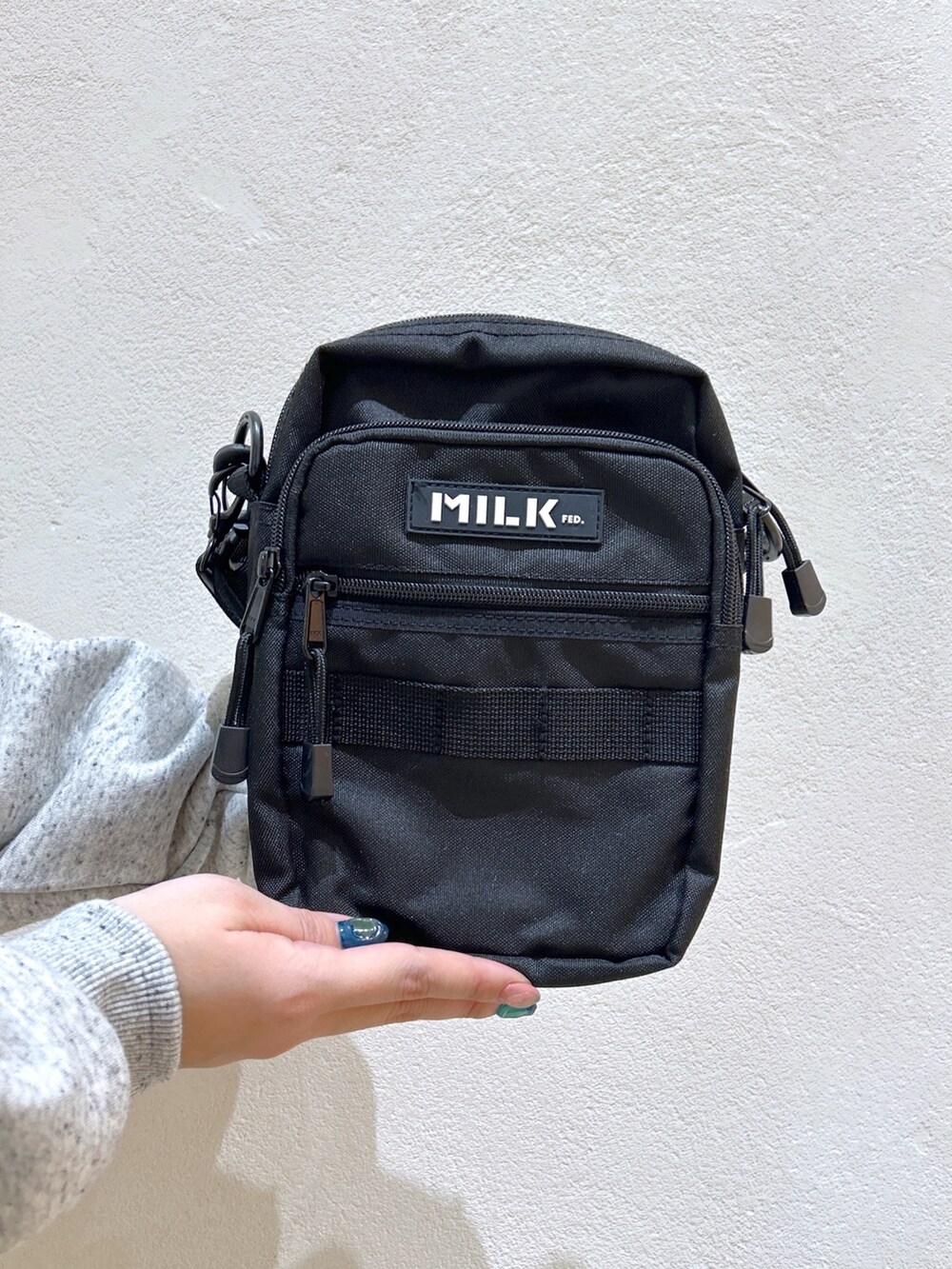 グリーン系のその他トップス、その他のパーカー、ブラック系のショルダーバッグを着用したレディースの冬コーディネートの4枚目の写真