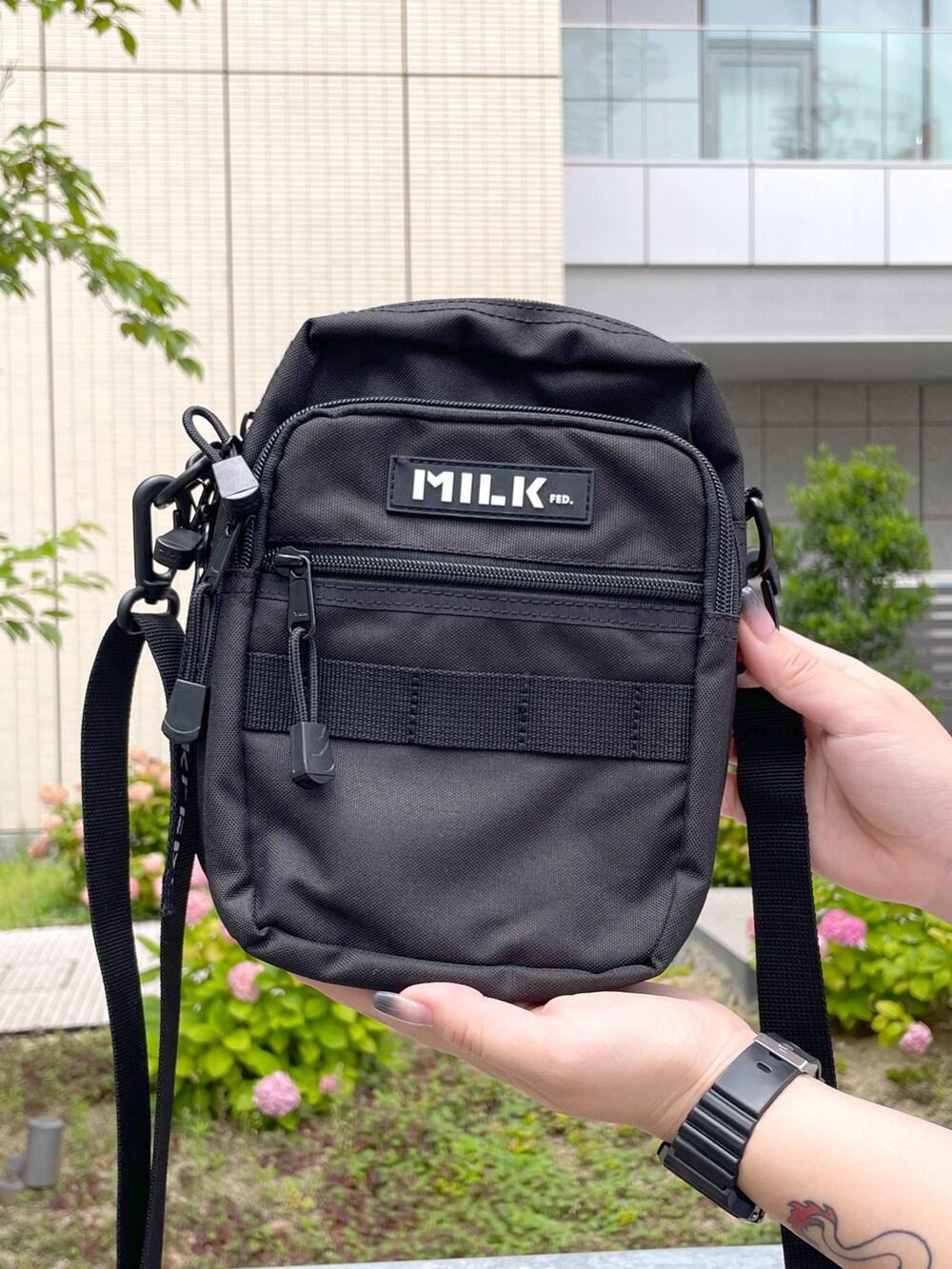 パープル系のシャツ/ブラウス、ホワイト系のTシャツ/カットソー、ブルー系のデニムパンツを着用したレディースの夏コーディネートの4枚目の写真