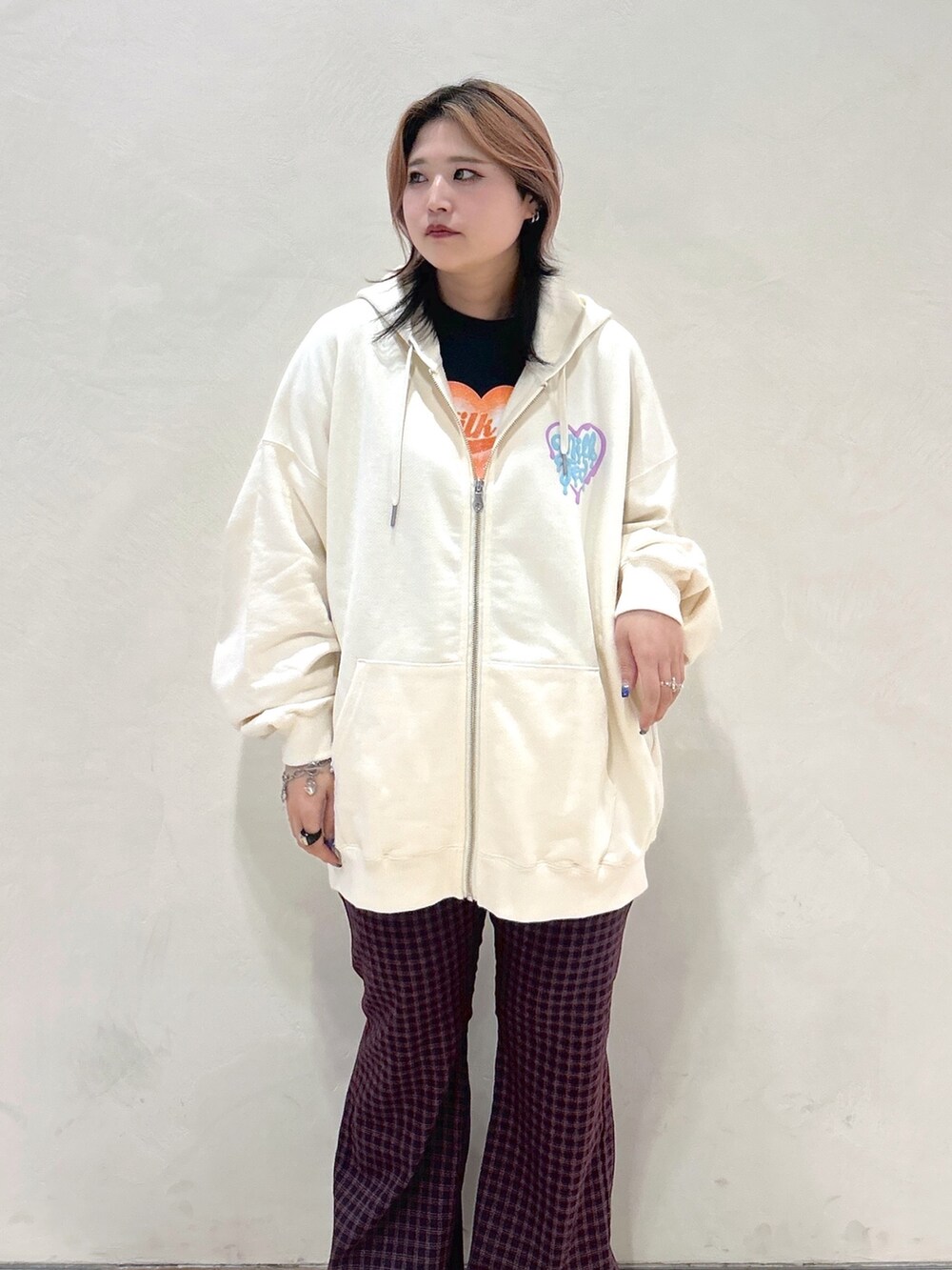 ホワイト系のパーカー、グレー系のTシャツ/カットソー、ブラック系のハンドバッグを着用したレディースの夏コーディネートの6枚目の写真