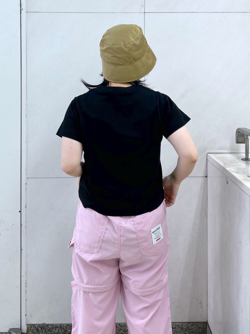 ブラック系のTシャツ/カットソー、ピンク系のその他パンツ、グリーン系のハンドバッグを着用したレディースの春コーディネートの6枚目の写真